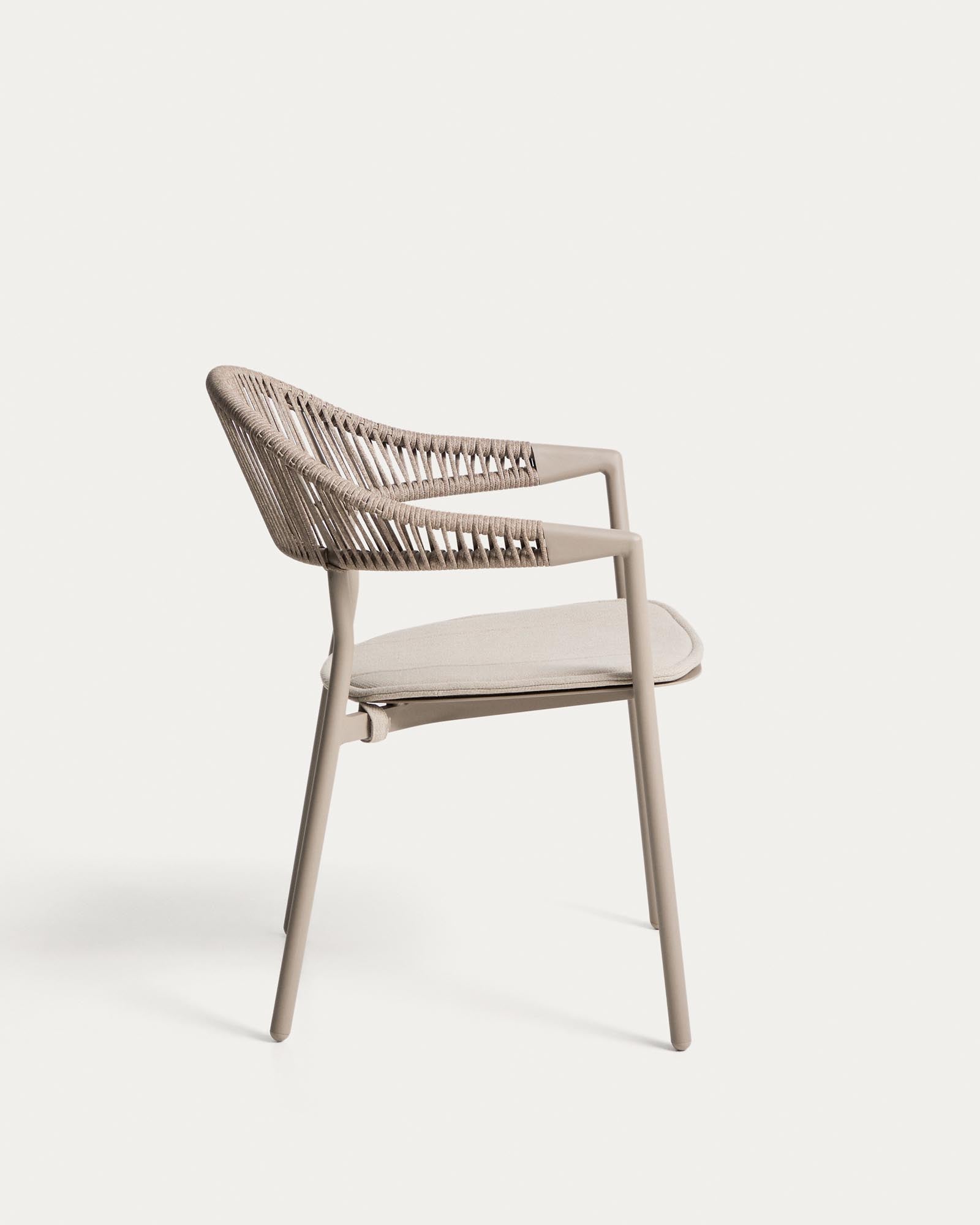 Eleganter stapelbarer Gartenstuhl Alimia aus robustem Aluminium in Taupe, kombiniert mit stilvollem braunem Synthetikseil für Outdoor-Bereiche.