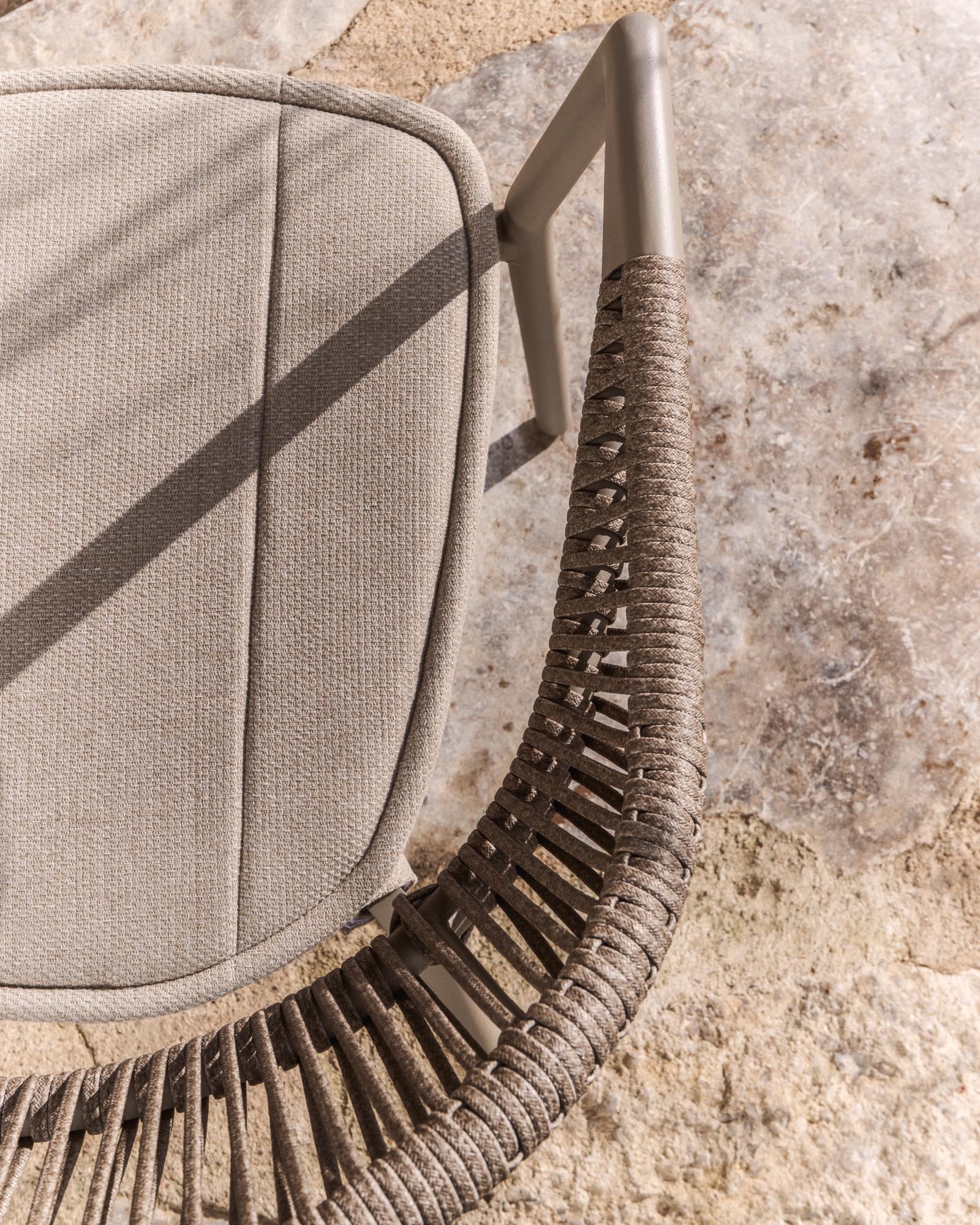 Eleganter stapelbarer Gartenstuhl Alimia aus robustem Aluminium in Taupe, kombiniert mit stilvollem braunem Synthetikseil.