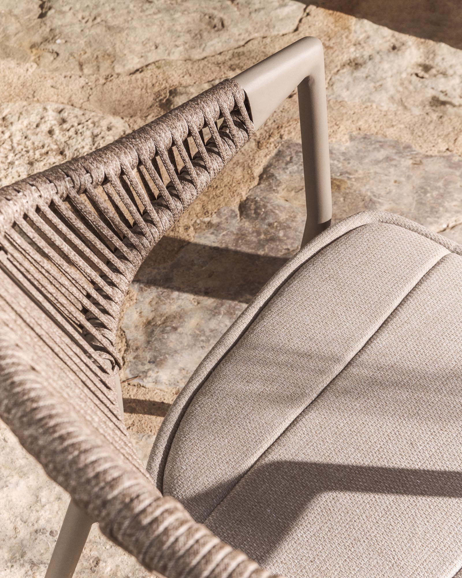 Stapelbarer Outdoor-Stuhl Alimia in Taupe mit braunem Synthetikseil, ideal für Garten und Terrasse, vereint Komfort und modernes Design.