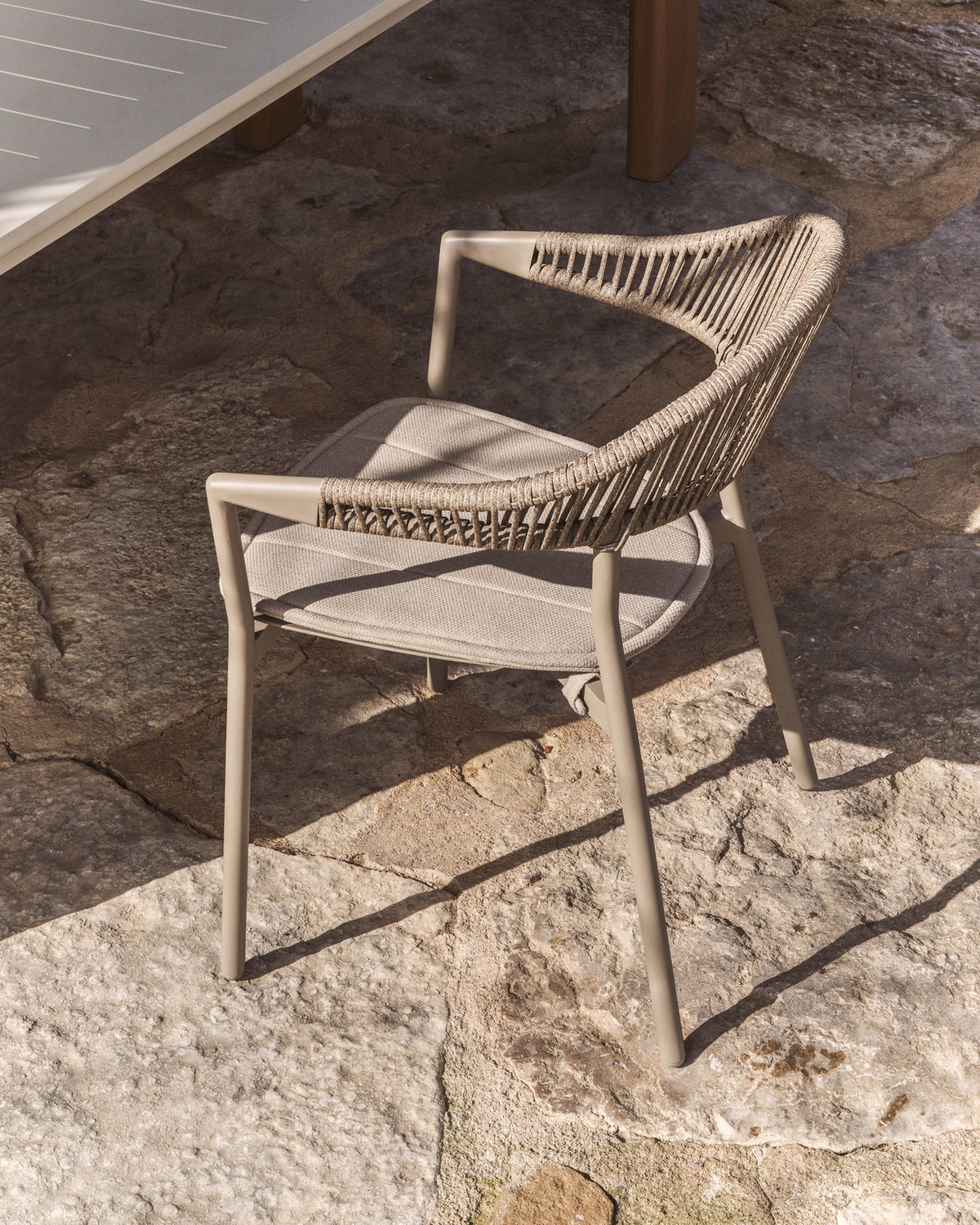 Stapelbarer Outdoor-Stuhl Alimia aus Aluminium in Taupe und braunem Synthetikseil in Taupe, Beige, Ecru präsentiert im Onlineshop von KAQTU Design AG. Gartenstuhl ist von Kave Home