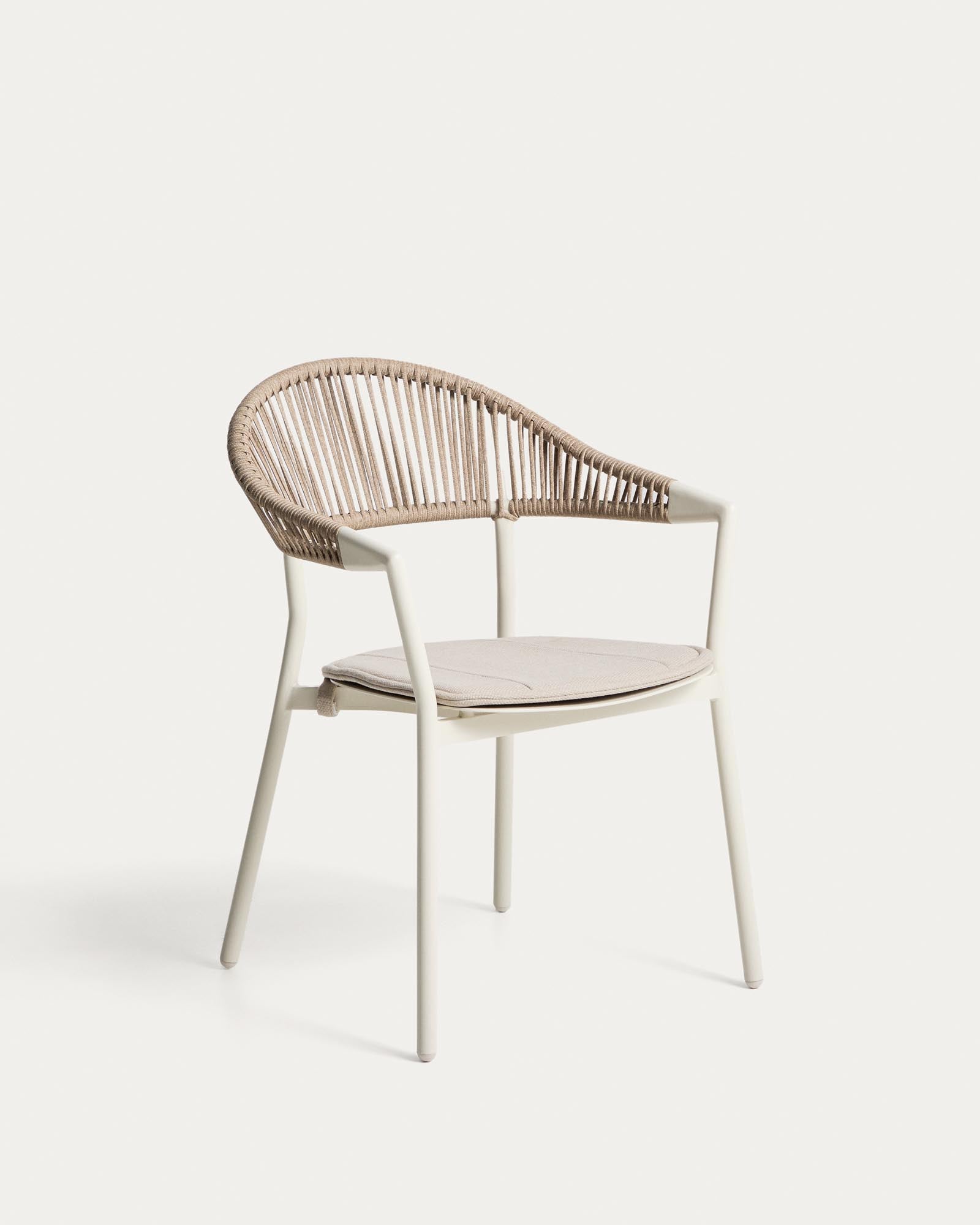 Stapelbarer Outdoor-Stuhl Alimia aus Aluminium in Ecru und beigem Synthetikseil in Ecru präsentiert im Onlineshop von KAQTU Design AG. Gartenstuhl ist von Kave Home