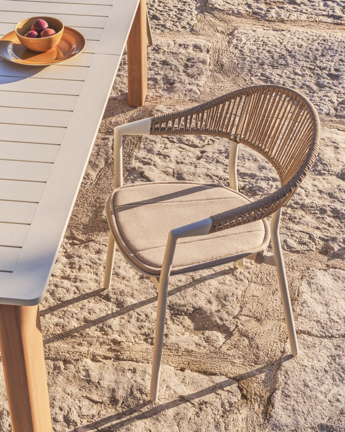 Stapelbarer Outdoor-Stuhl Alimia aus Aluminium in Ecru und beigem Synthetikseil in Ecru, Beige, Weiss präsentiert im Onlineshop von KAQTU Design AG. Gartenstuhl ist von Kave Home