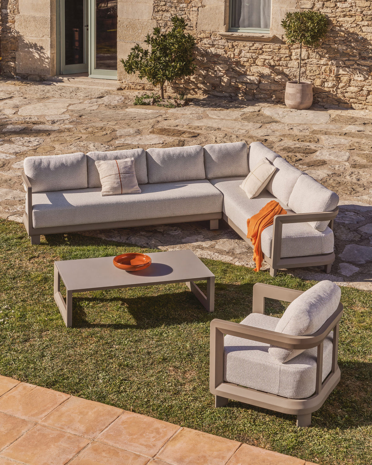 3-Sitzer-Sofa Nerano aus Aluminium in Taupe, 208 cm in Taupe, Beige, Ecru präsentiert im Onlineshop von KAQTU Design AG. Lounge Sofa ist von Kave Home