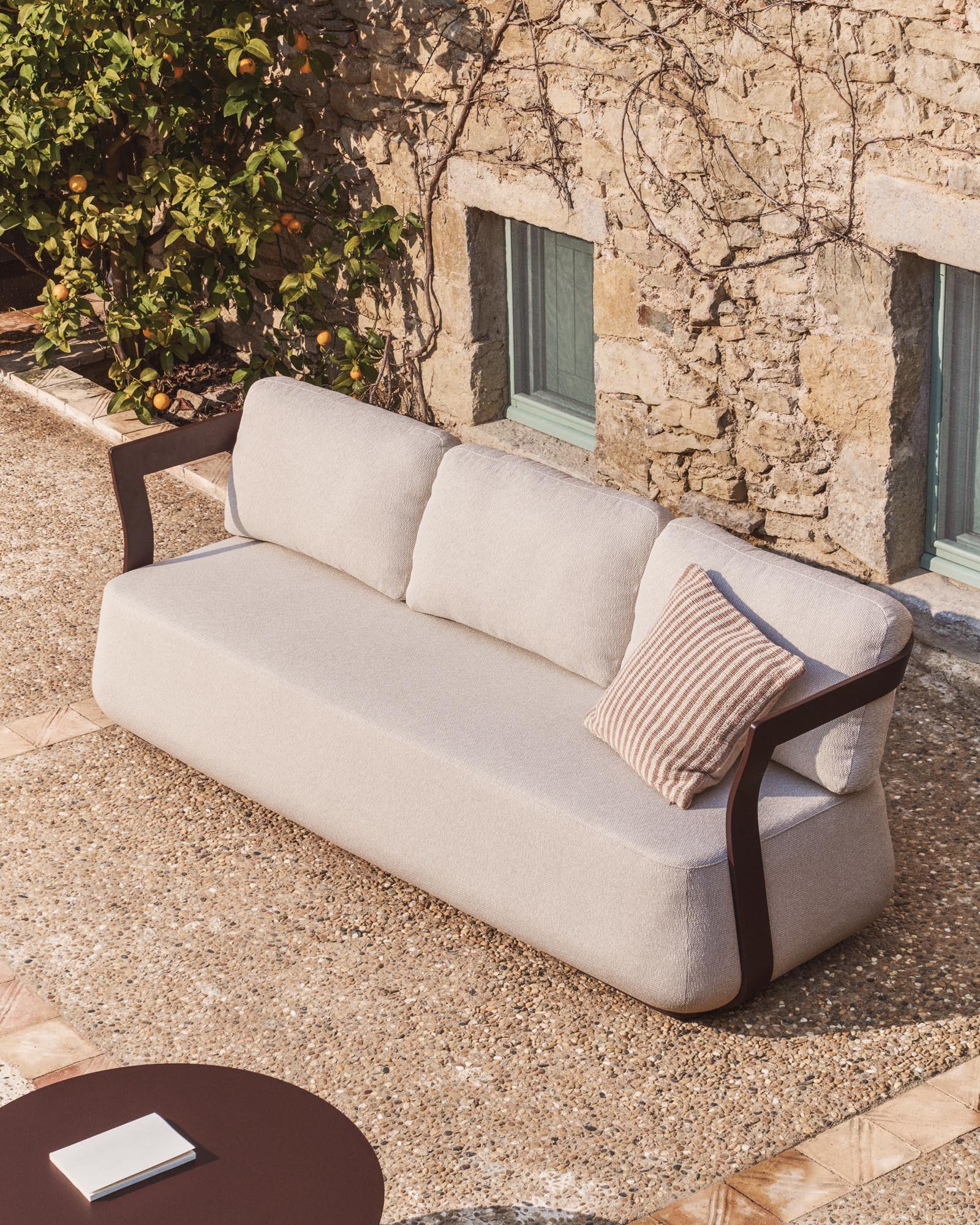 Elegantes 3-Sitzer Sofa Tamaris aus robustem Aluminium in warmem Braun, ideal für stilvolle Lounges und Terrassen.