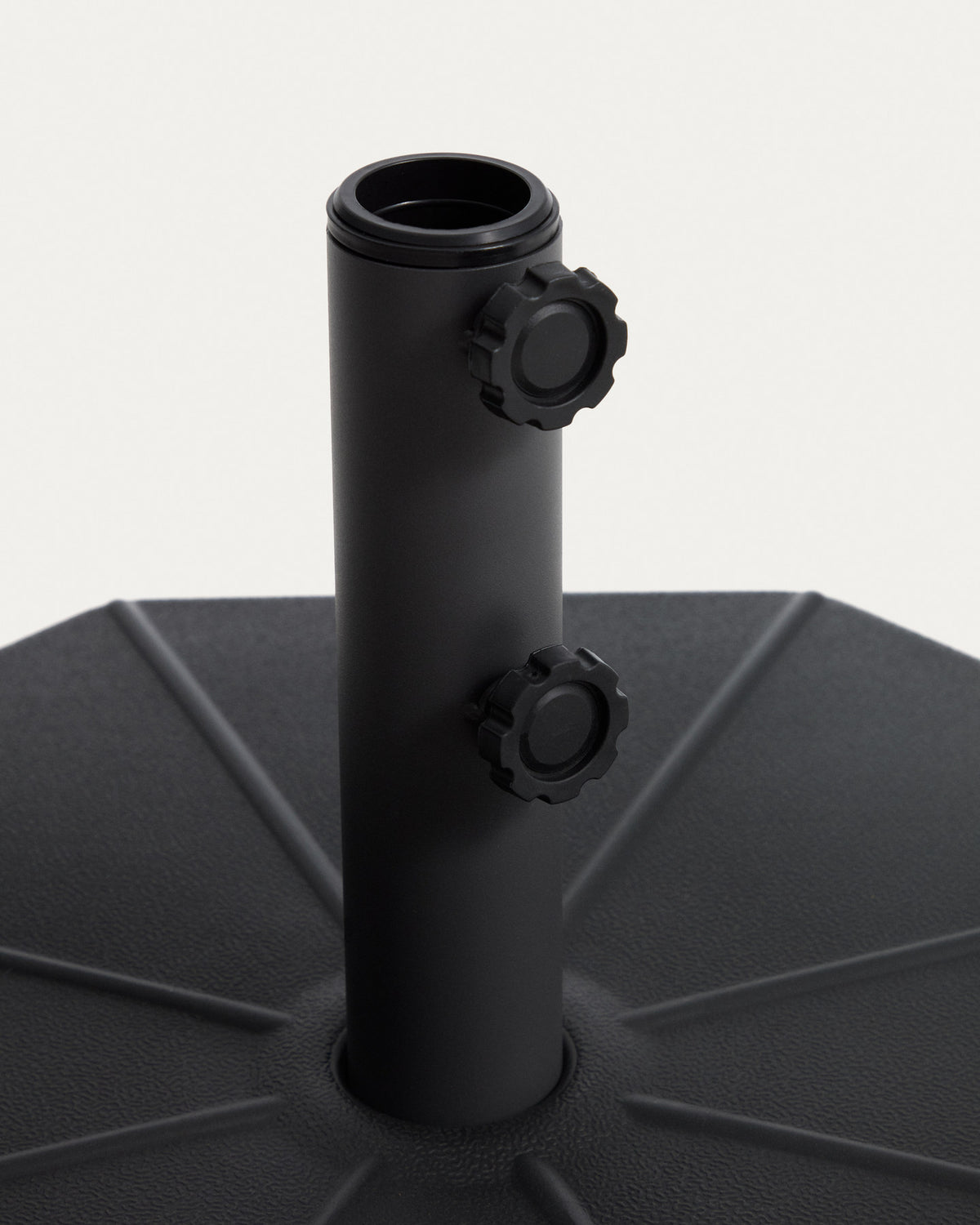 Kunststoffständer Aimar für Sonnenschirme mit Mittelstange, Ø 60 cm in Schwarz präsentiert im Onlineshop von KAQTU Design AG. Sonnenschirm Sockel ist von Kave Home