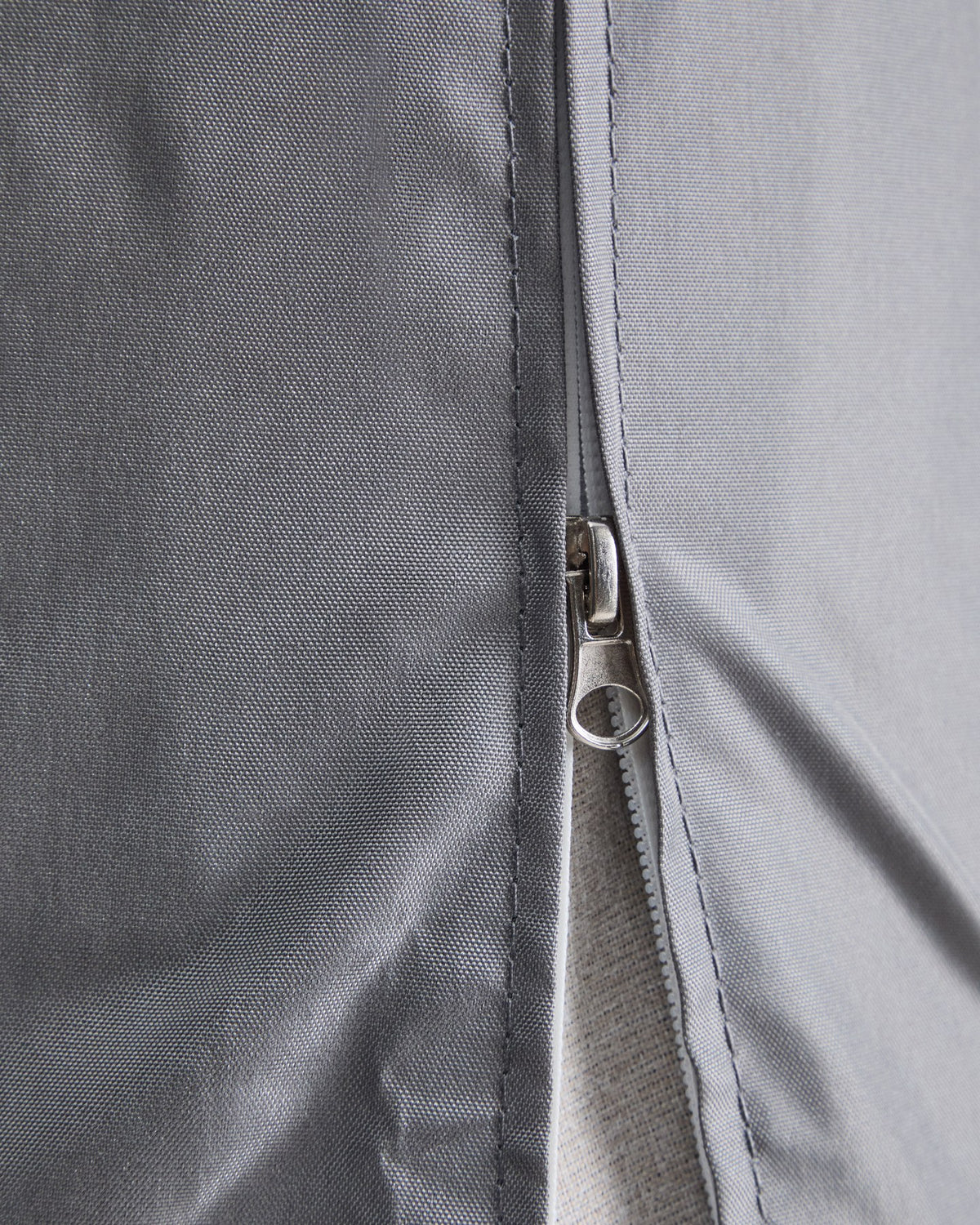 Graue Schutzhülle aus 100% Polyester für Outdoor-Sonnenschirme, mit Belüftungsfenster und verschweissten Nähten, von Kave Home.
