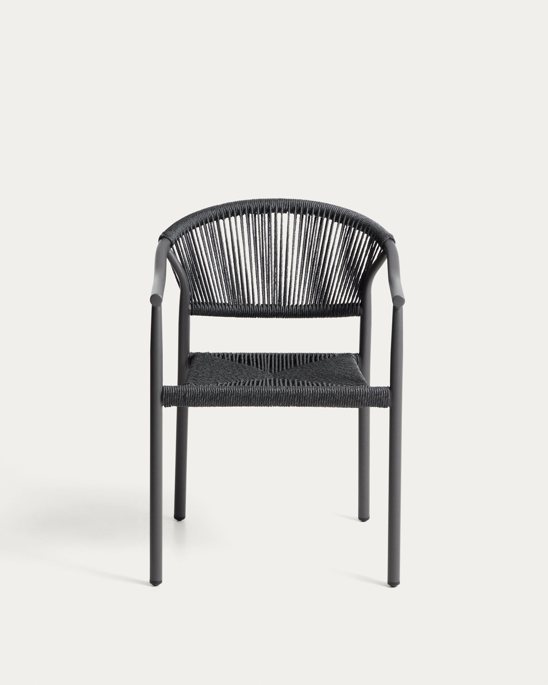 Stapelbarer Outdoor-Stuhl Livadia aus Aluminium in Graphit in Dunkelgrau präsentiert im Onlineshop von KAQTU Design AG. Gartenstuhl ist von Kave Home