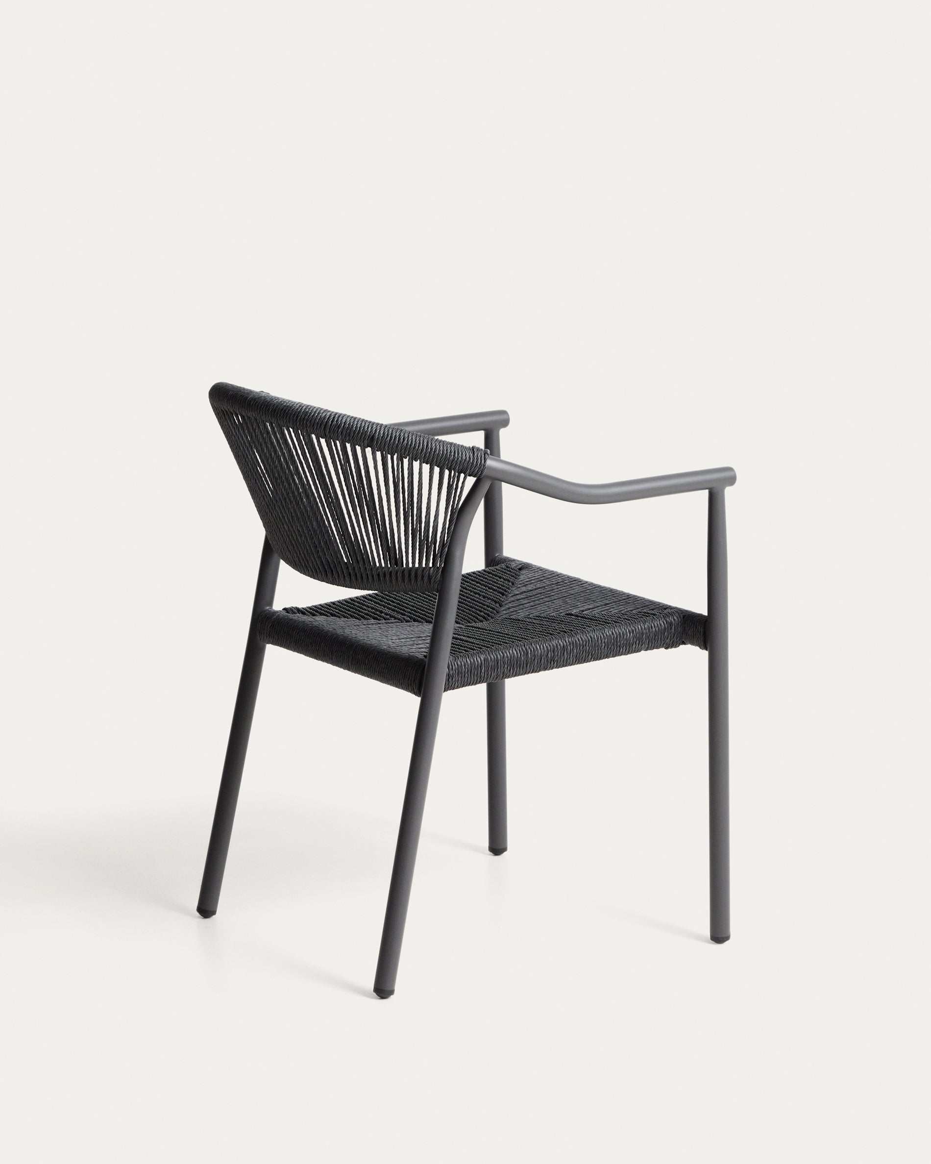 Stapelbarer Outdoor-Stuhl Livadia aus Aluminium in Graphit in Dunkelgrau präsentiert im Onlineshop von KAQTU Design AG. Gartenstuhl ist von Kave Home