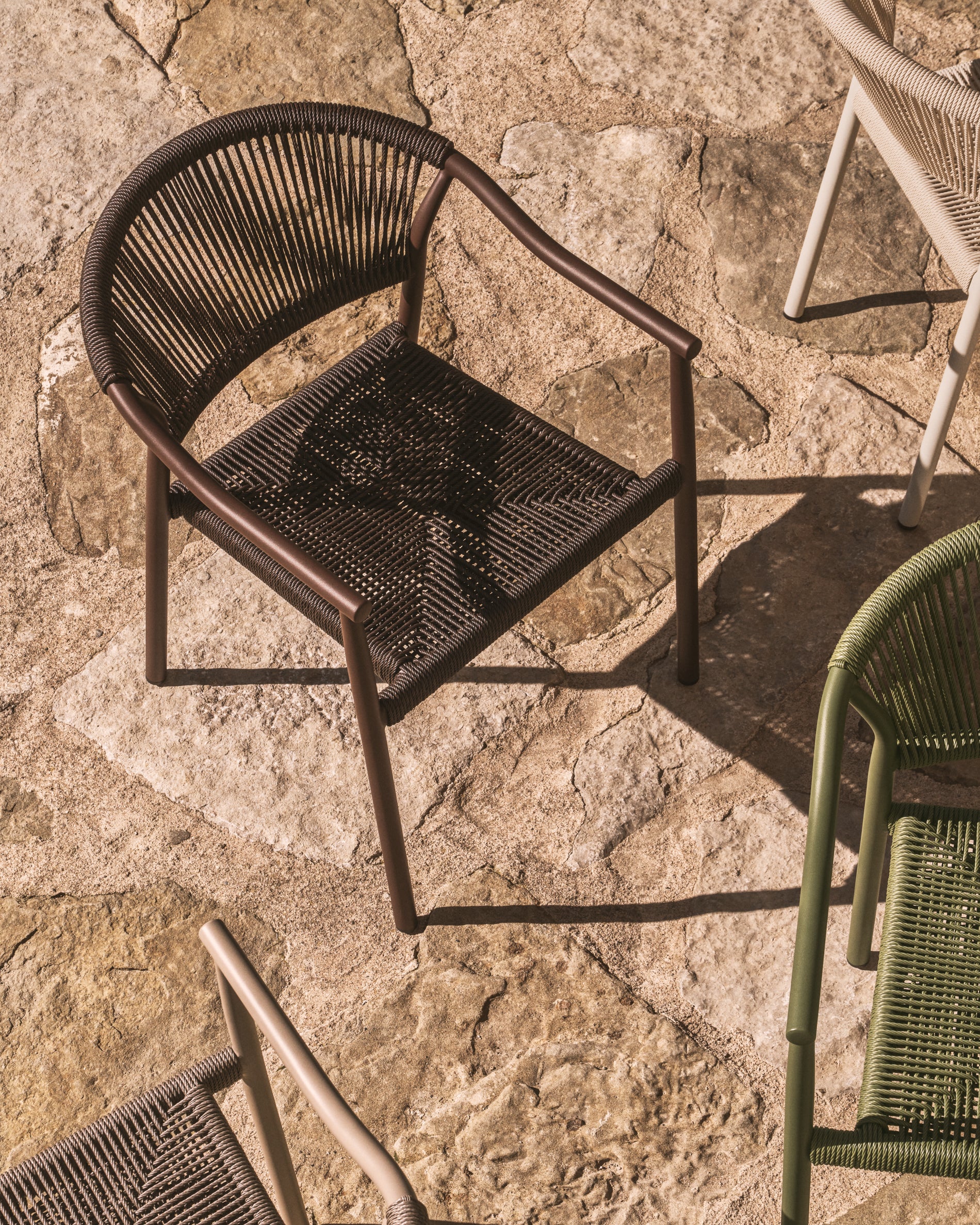 Stapelbarer Outdoor-Stuhl Livadia aus Aluminium in Braun in Braun präsentiert im Onlineshop von KAQTU Design AG. Gartenstuhl ist von Kave Home