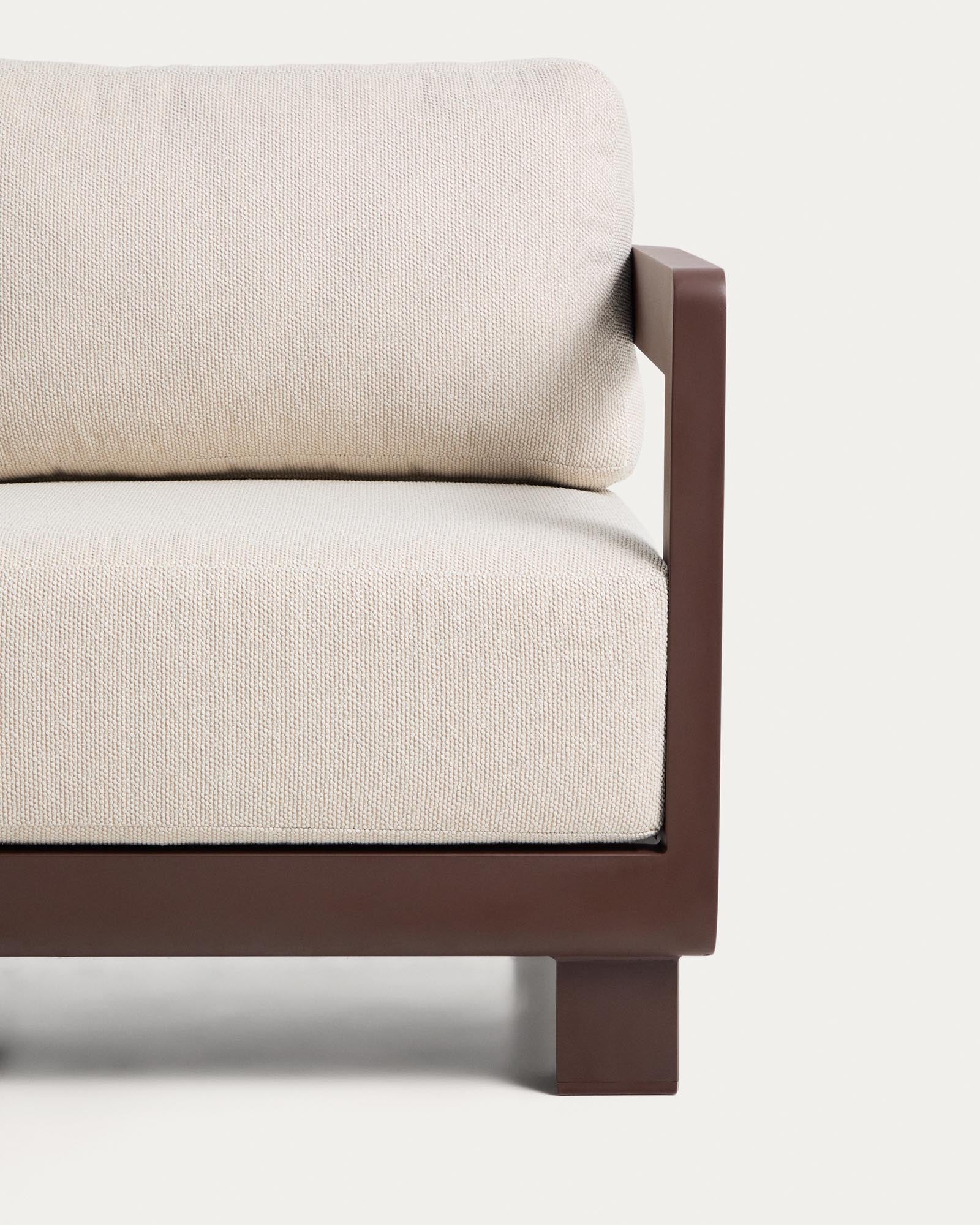 Stylischer Outdoor-Sessel Nerano aus langlebigem braunem Aluminium, perfekt für gemütliche Momente im Garten oder auf der Terrasse.