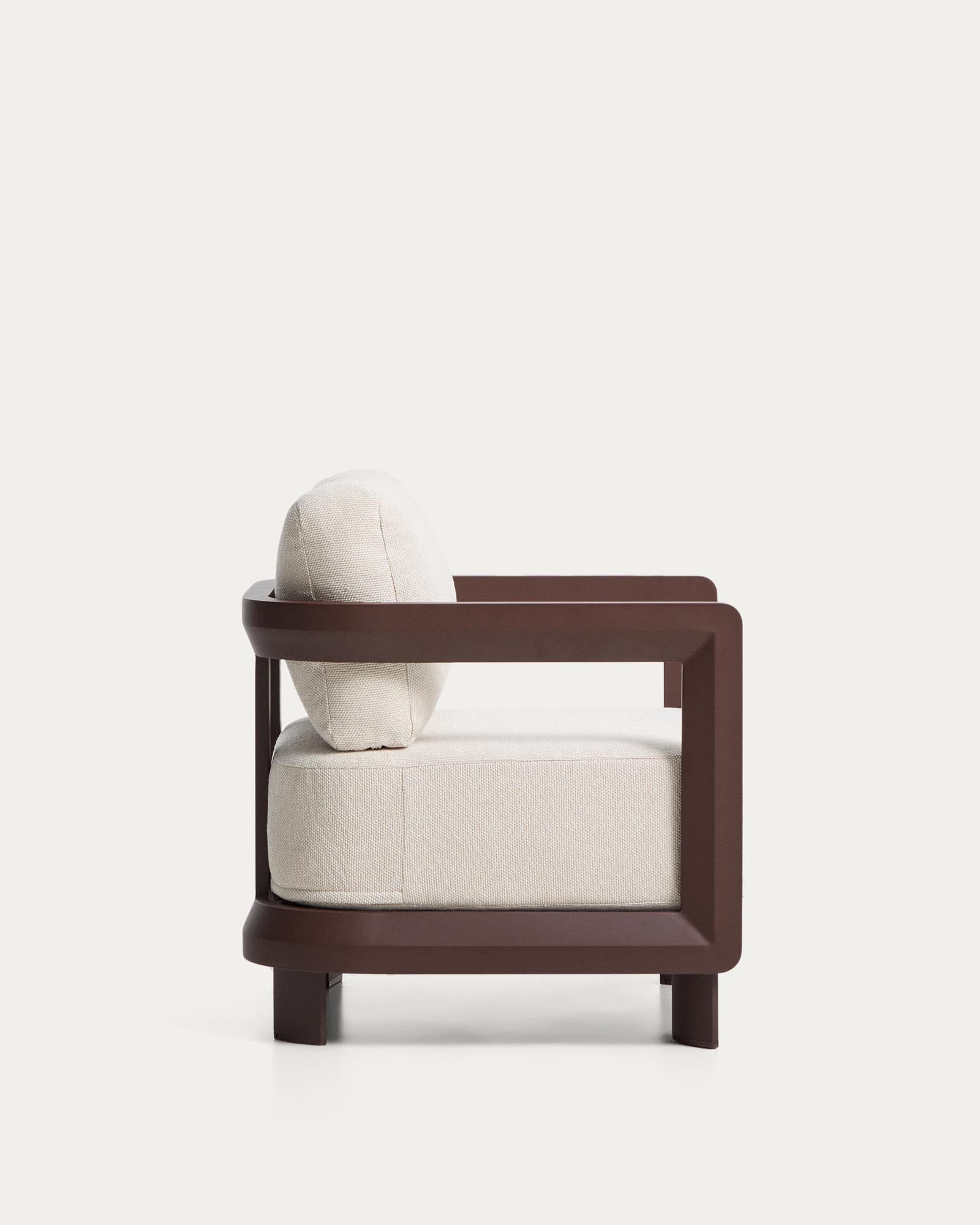 Stylischer Outdoor-Sessel Nerano aus robustem braunem Aluminium, perfekt für gemütliche Momente im Freien, Garten oder auf der Terrasse.
