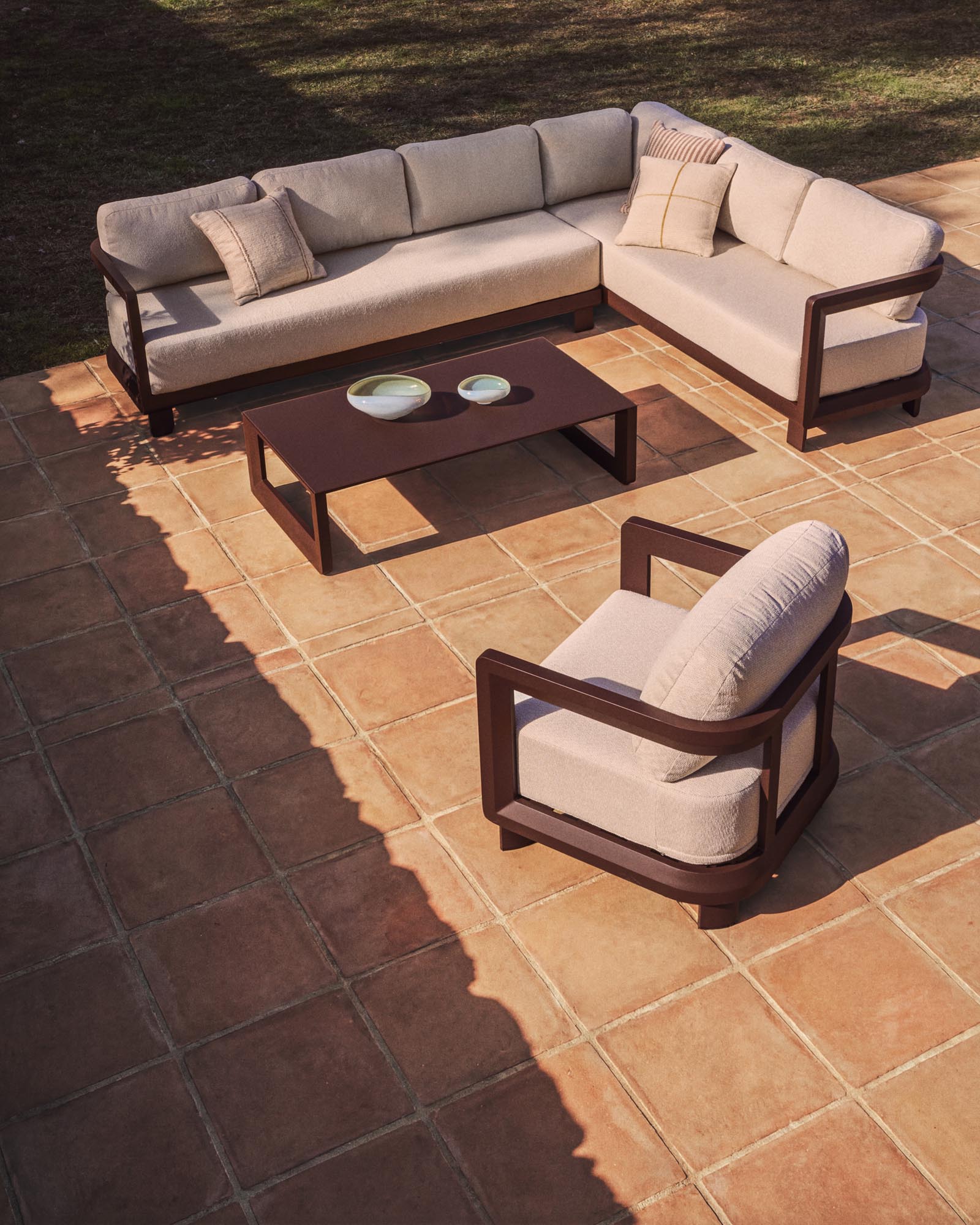 Eleganter Outdoor-Sessel Nerano aus robustem braunem Aluminium, ideal für entspannte Stunden im Freien, von Kave Home.