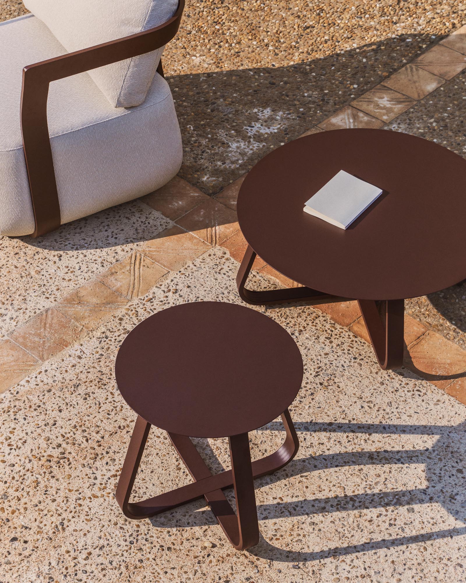 Outdoor Beistelltisch Tamaris aus Aluminium in Braun Ø 48 cm in Braun präsentiert im Onlineshop von KAQTU Design AG. Beistelltisch Outdoor ist von Kave Home