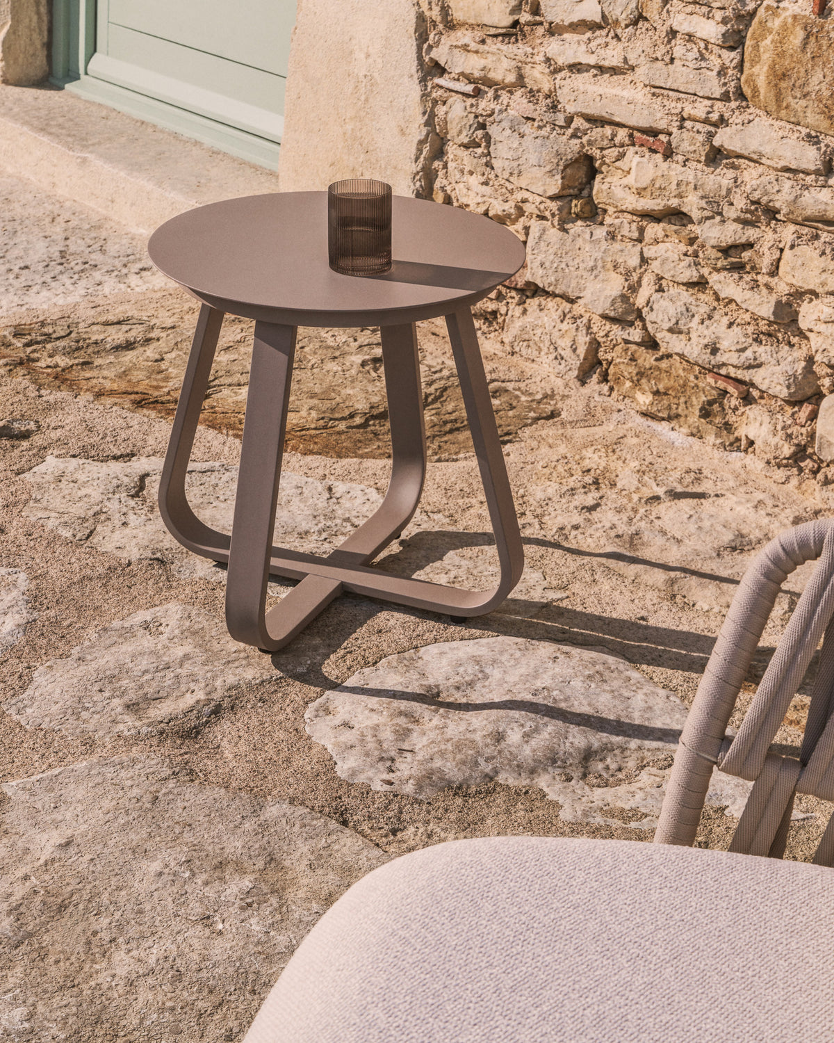 Outdoor Beistelltisch Tamaris aus Aluminium in Taupe Ø 48 cm in Taupe, Beige, Ecru präsentiert im Onlineshop von KAQTU Design AG. Beistelltisch Outdoor ist von Kave Home