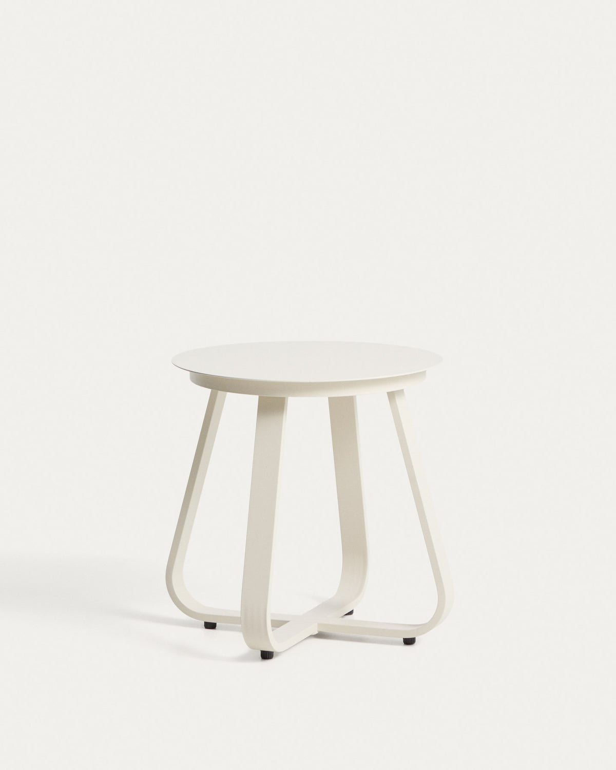 Outdoor Beistelltisch Tamaris aus ecrufarbenem Aluminium Ø 48 cm in Ecru, Beige, Weiss präsentiert im Onlineshop von KAQTU Design AG. Beistelltisch Outdoor ist von Kave Home