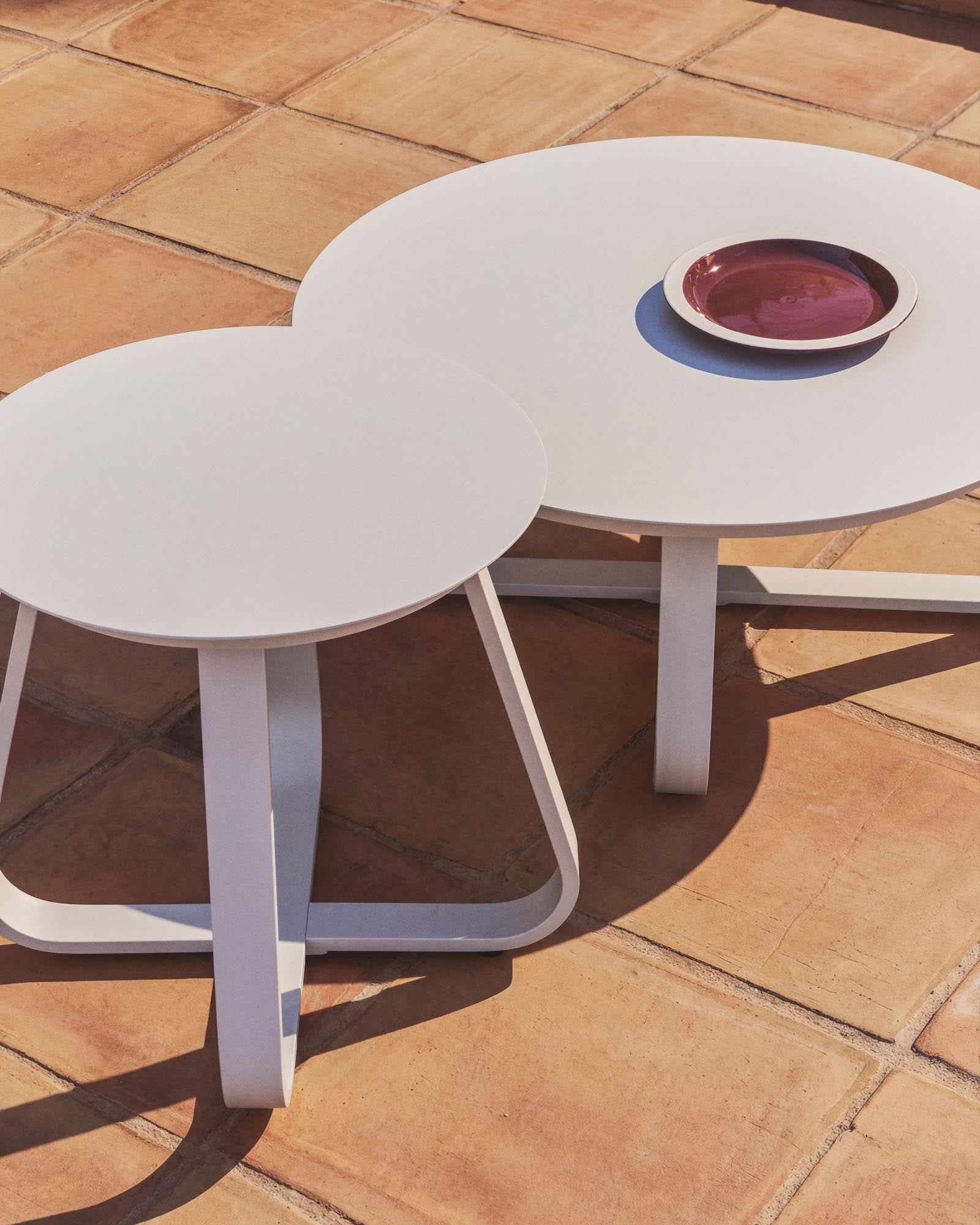 Eleganter ecrufarbener Aluminium-Beistelltisch Tamaris mit einem Durchmesser von 48 cm, ideal für den Außenbereich und stilvolle Akzente.