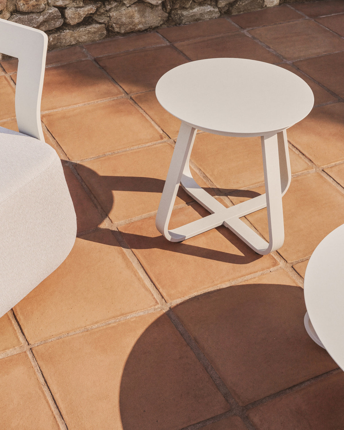 Outdoor Beistelltisch Tamaris aus ecrufarbenem Aluminium Ø 48 cm in Ecru, Beige, Weiss präsentiert im Onlineshop von KAQTU Design AG. Beistelltisch Outdoor ist von Kave Home