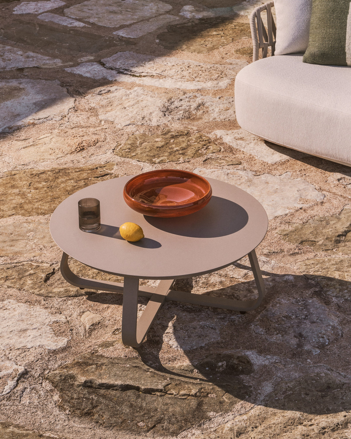 Outdoor Couchtisch Tamaris aus Aluminium in Taupe Ø 80 cm in Taupe, Beige, Ecru präsentiert im Onlineshop von KAQTU Design AG. Loungetisch ist von Kave Home