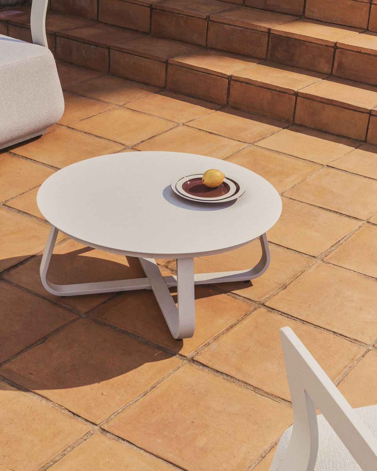 Outdoor Couchtisch Tamaris aus ecrufarbenem Aluminium Ø 80 cm in Ecru, Beige, Weiss präsentiert im Onlineshop von KAQTU Design AG. Loungetisch ist von Kave Home