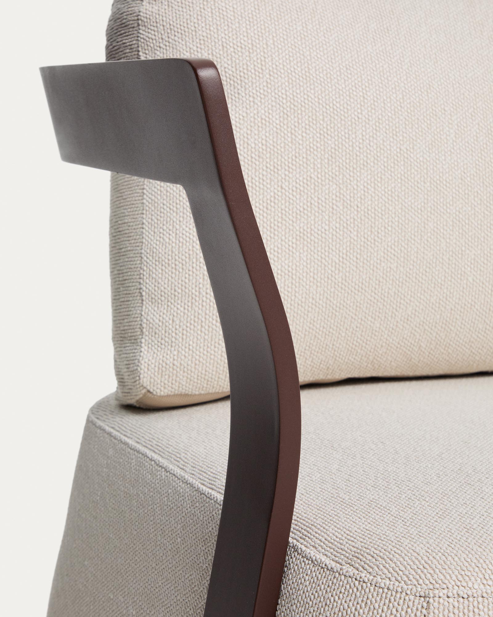 Eleganter Outdoor-Sessel Tamaris aus robustem Aluminium in warmem Braun, ideal für entspannte Stunden im Garten oder auf der Terrasse.
