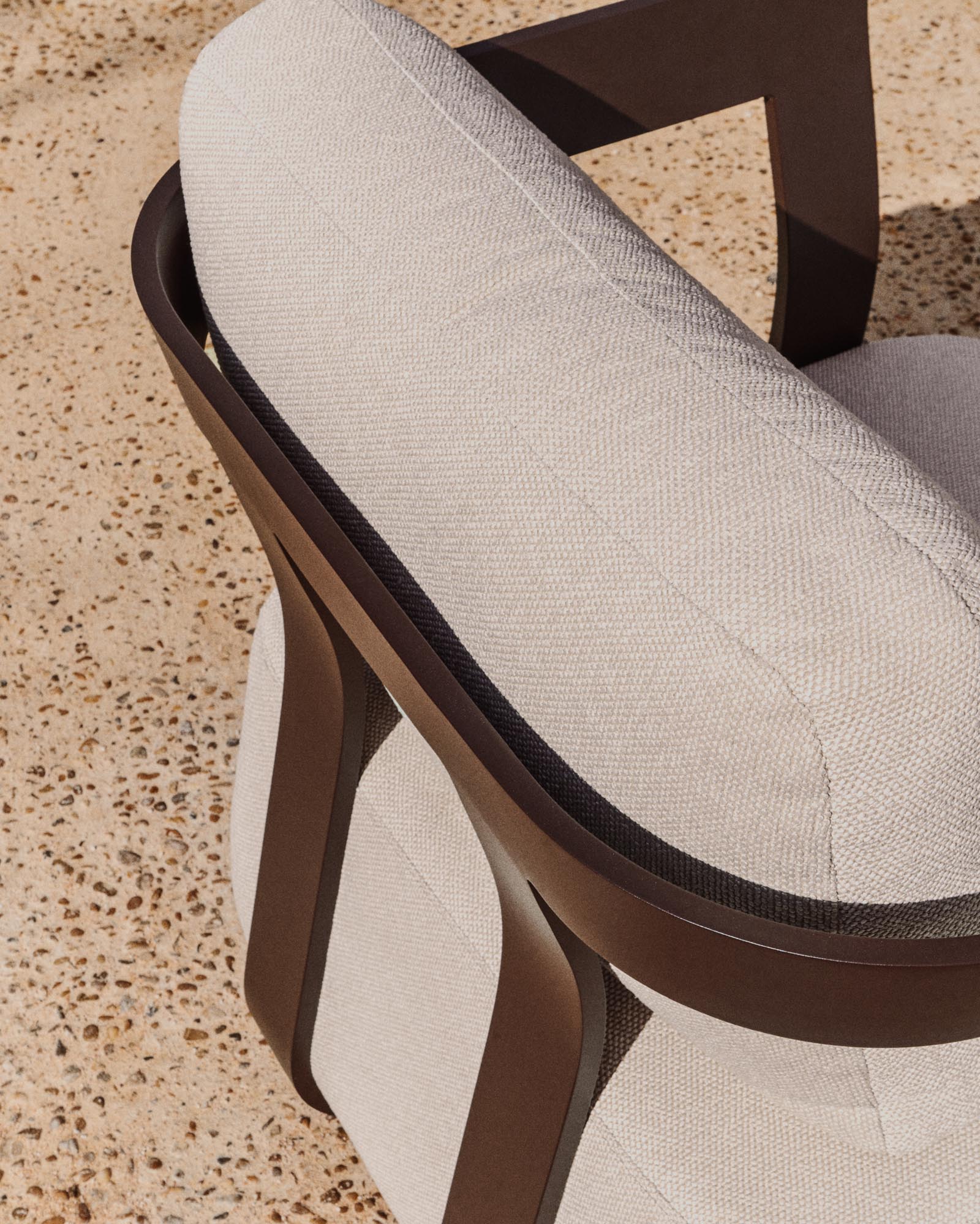 Eleganter Outdoor-Sessel Tamaris aus robustem Aluminium in warmem Braun, ideal für entspannte Stunden im Freien.
