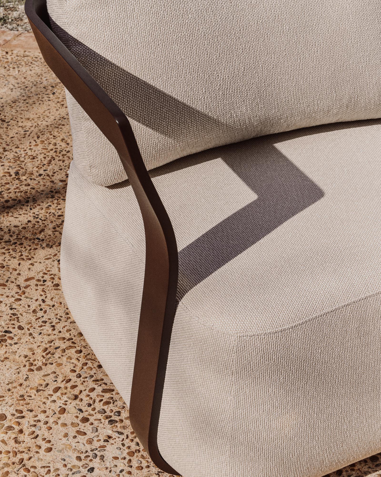 Stylischer Outdoor-Sessel Tamaris aus langlebigem Aluminium in einem ansprechenden Braunton, perfekt für gemütliche Momente im Freien.