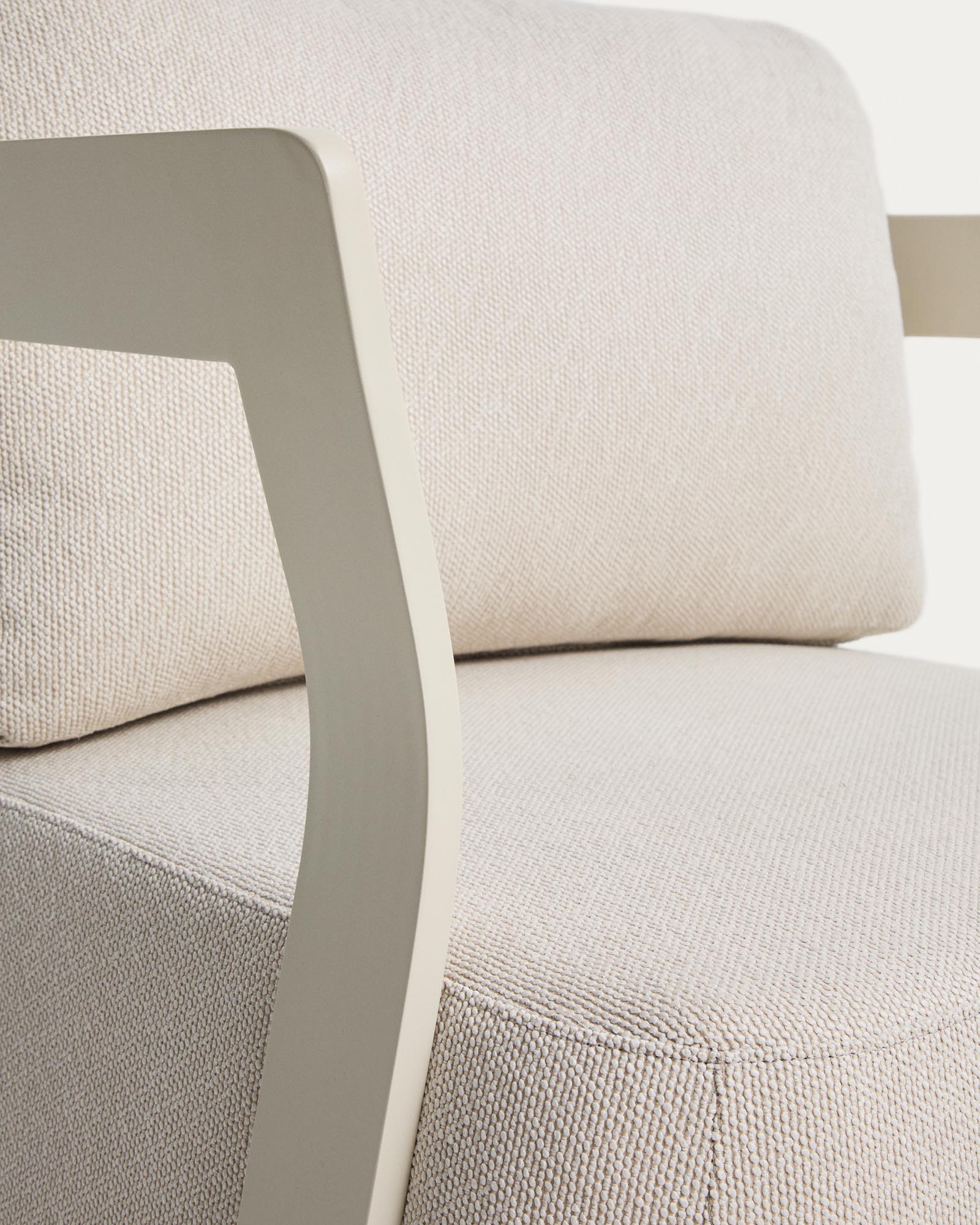 Stylischer Outdoor-Sessel Tamaris aus ecrufarbenem Aluminium, perfekt für entspannte Stunden im Freien und moderne Außenbereiche.