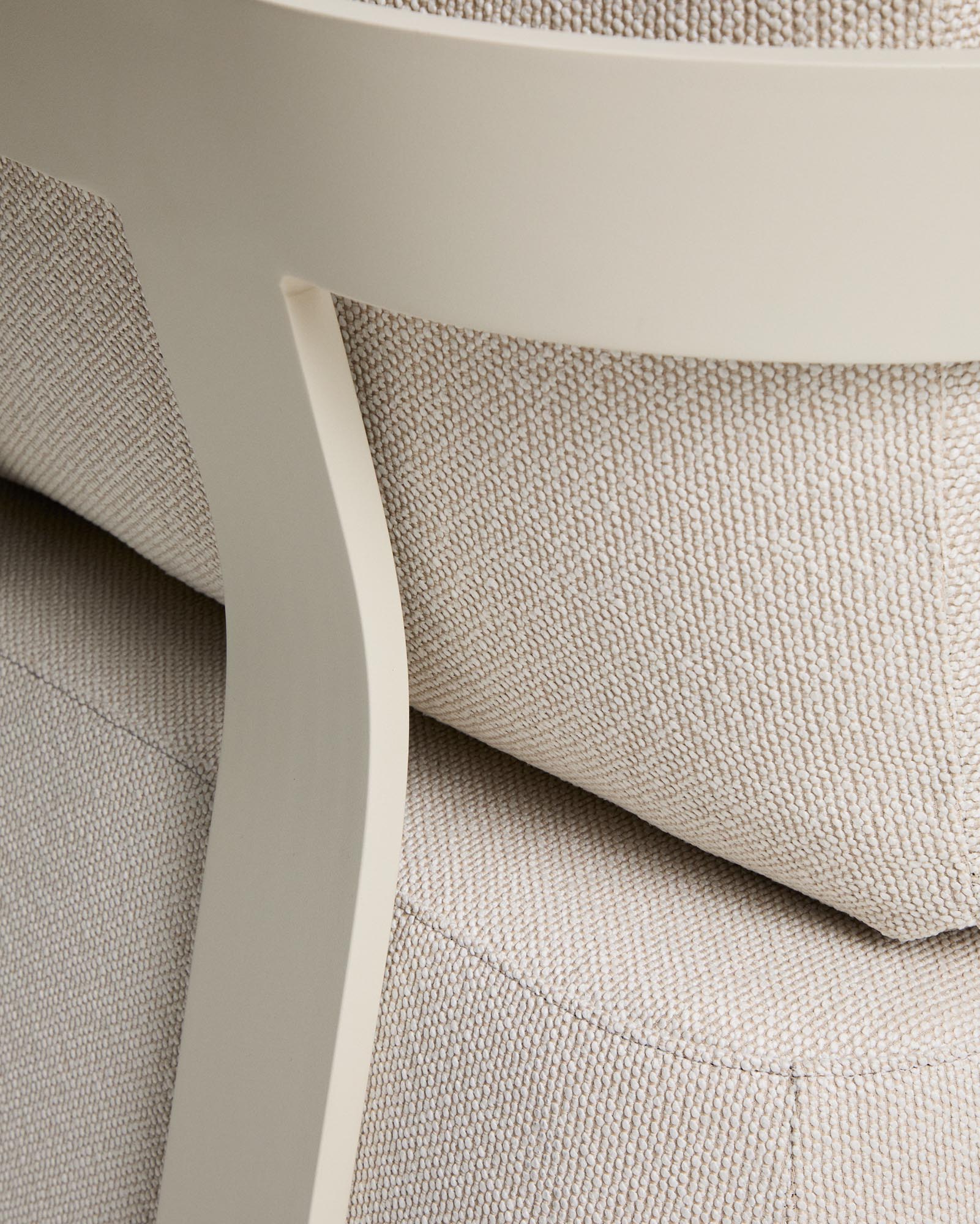 Eleganter Outdoor-Sessel Tamaris aus ecrufarbenem Aluminium, ideal für stilvolle Terrassen und gemütliche Gartenmomente.