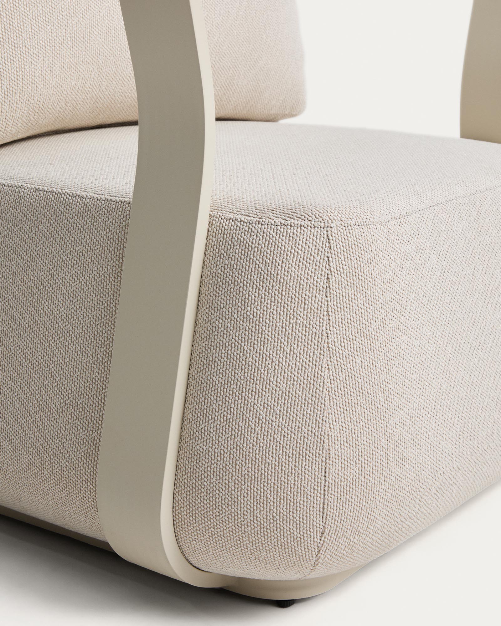 Eleganter Outdoor-Sessel Tamaris aus ecrufarbenem Aluminium, ideal für gemütliche Momente im Freien und geschmackvolle Terrassengestaltung.