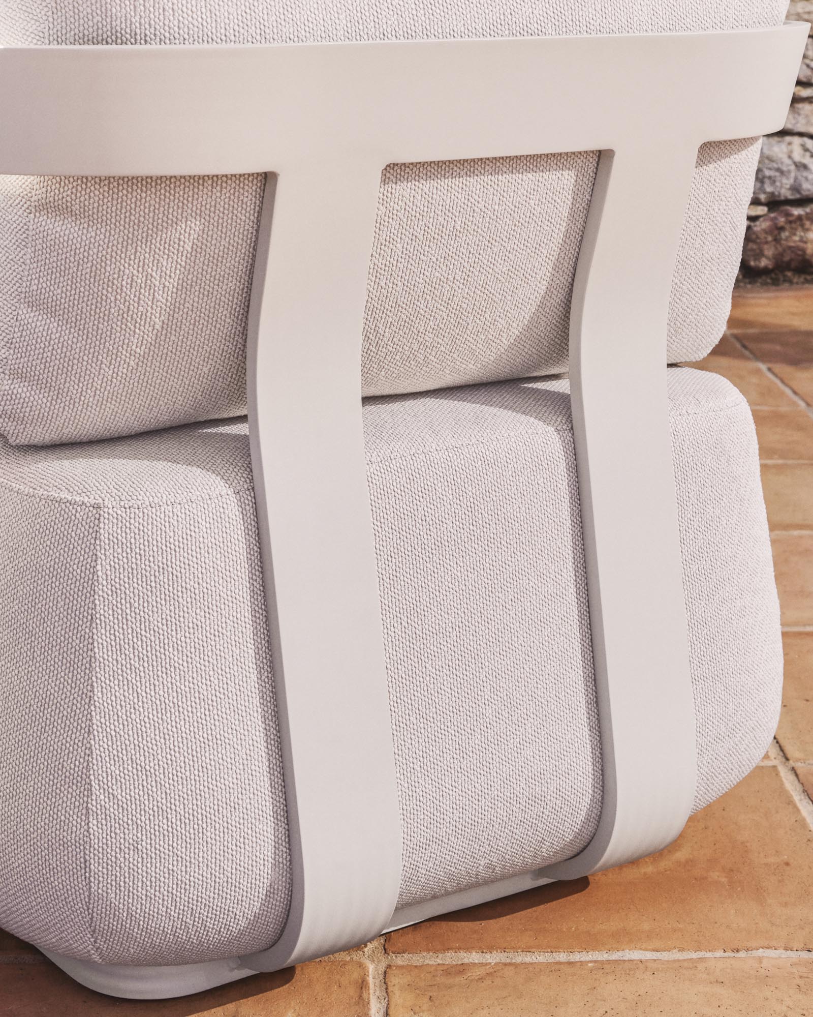Moderner Outdoor-Sessel Tamaris in ecrufarbenem Aluminium, perfekt für entspannte Stunden im Freien und stilvolle Akzente im Garten.