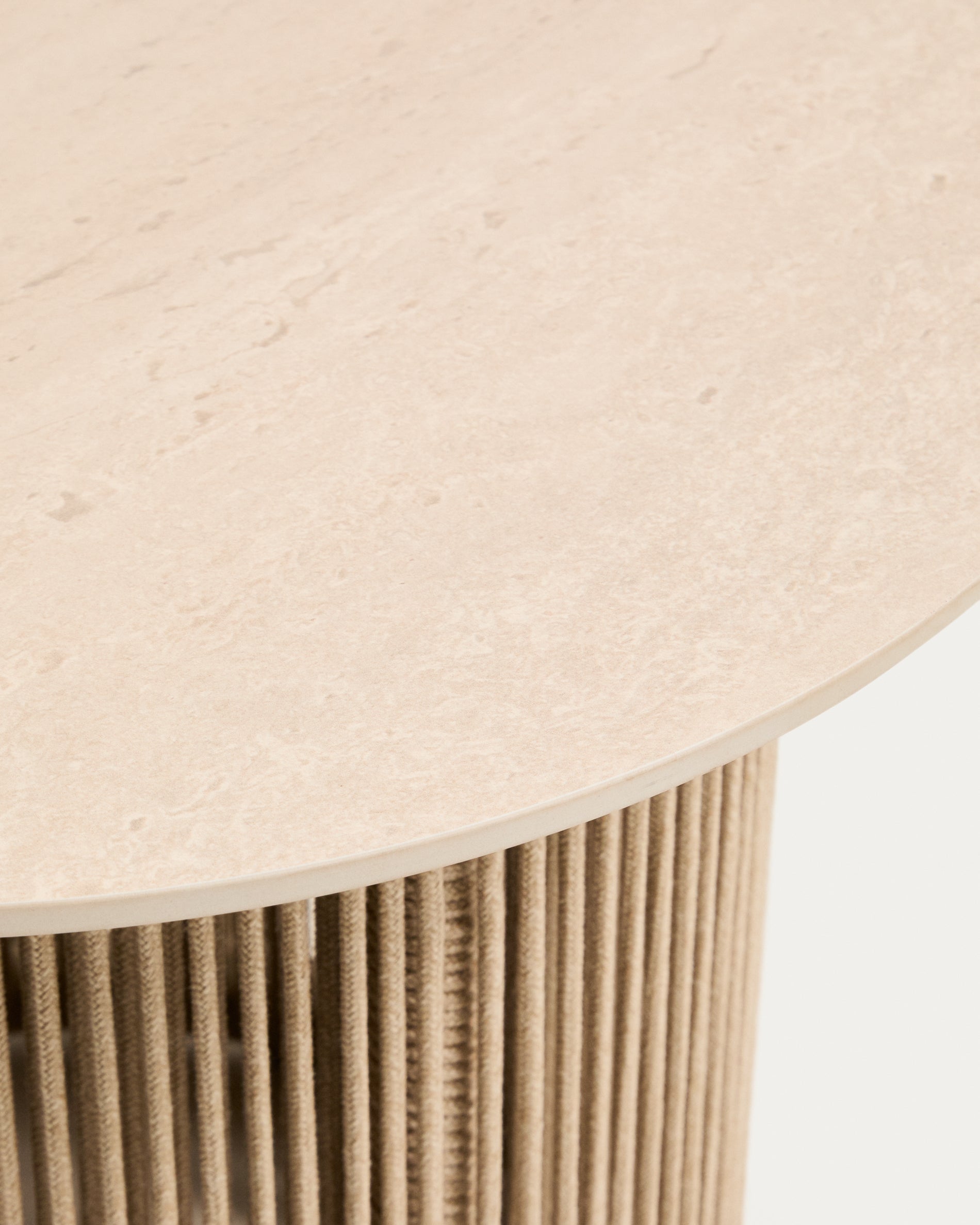 Outdoor-Beistelltisch Orosei aus Aluminium und écrufarbenem Seil Ø 55 cm in Ecru präsentiert im Onlineshop von KAQTU Design AG. Beistelltisch Outdoor ist von Kave Home