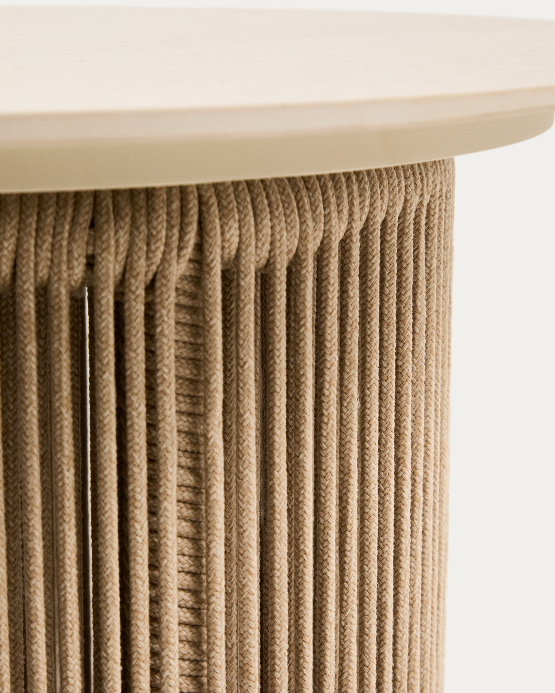 Outdoor-Beistelltisch Orosei aus Aluminium und écrufarbenem Seil Ø 55 cm in Ecru präsentiert im Onlineshop von KAQTU Design AG. Beistelltisch Outdoor ist von Kave Home