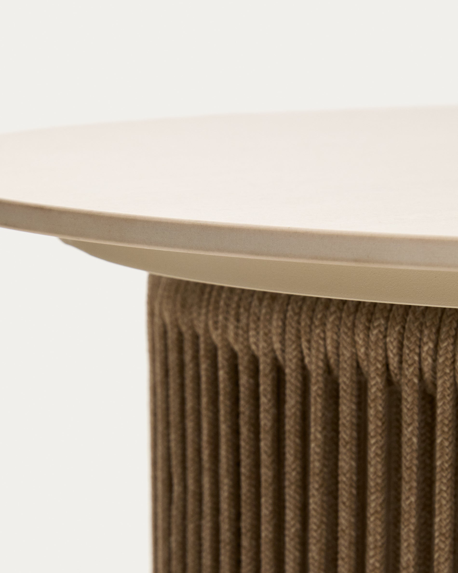 Outdoor-Beistelltisch Orosei aus Aluminium und écrufarbenem Seil Ø 55 cm in Ecru präsentiert im Onlineshop von KAQTU Design AG. Beistelltisch Outdoor ist von Kave Home