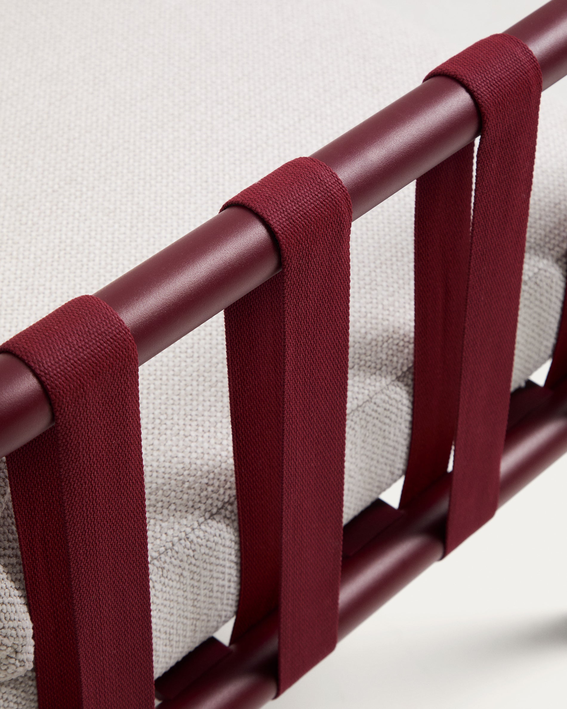 Set Omala aus einem 2-Sitzer-Sofa und 2 Sesseln aus Seil und Aluminium in Bordeauxrot in Rot präsentiert im Onlineshop von KAQTU Design AG. Loungesofa ist von Kave Home