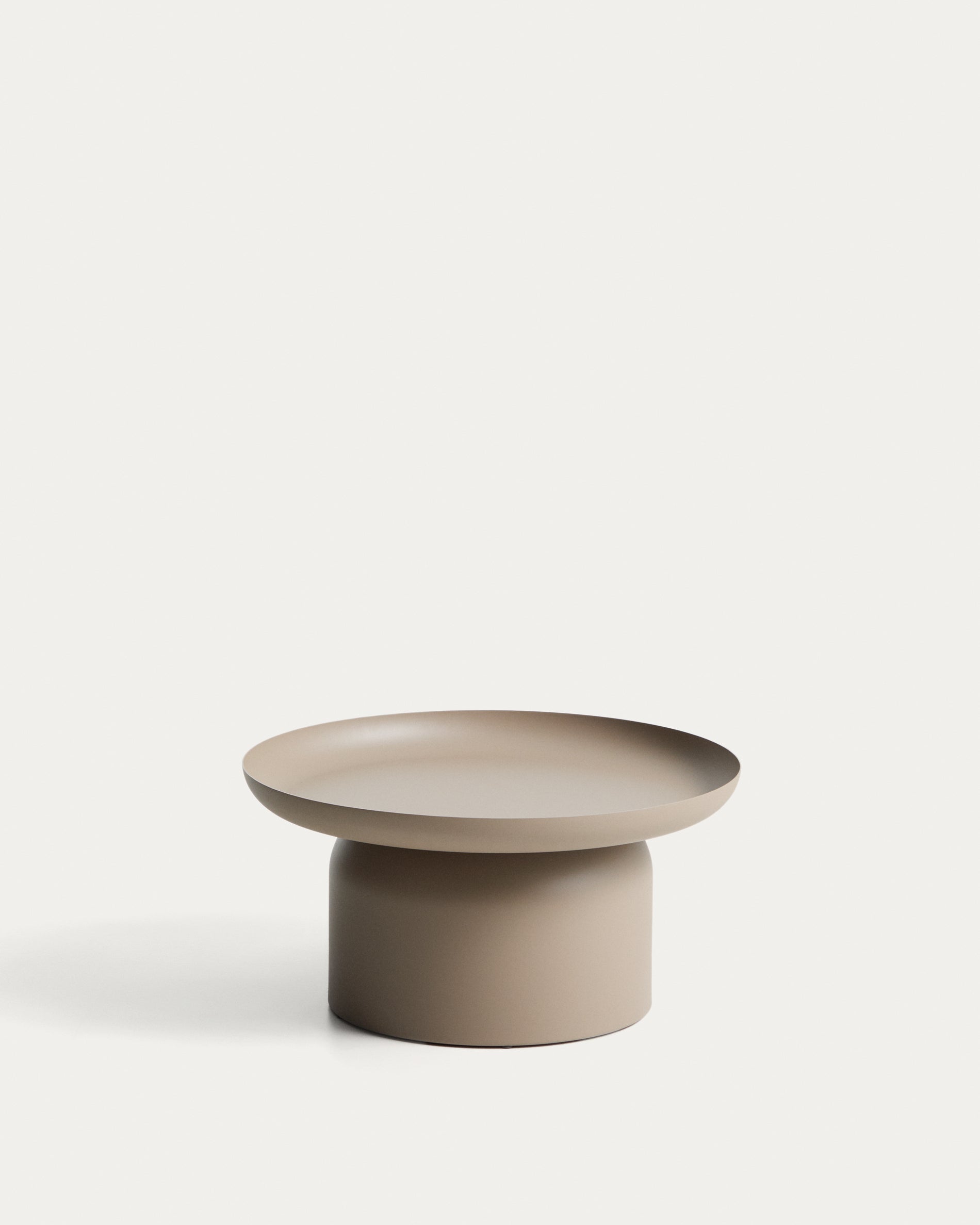 Couchtisch Arcola aus Aluminium in Taupe, Ø 70 cm in Taupe präsentiert im Onlineshop von KAQTU Design AG. Loungetisch ist von Kave Home