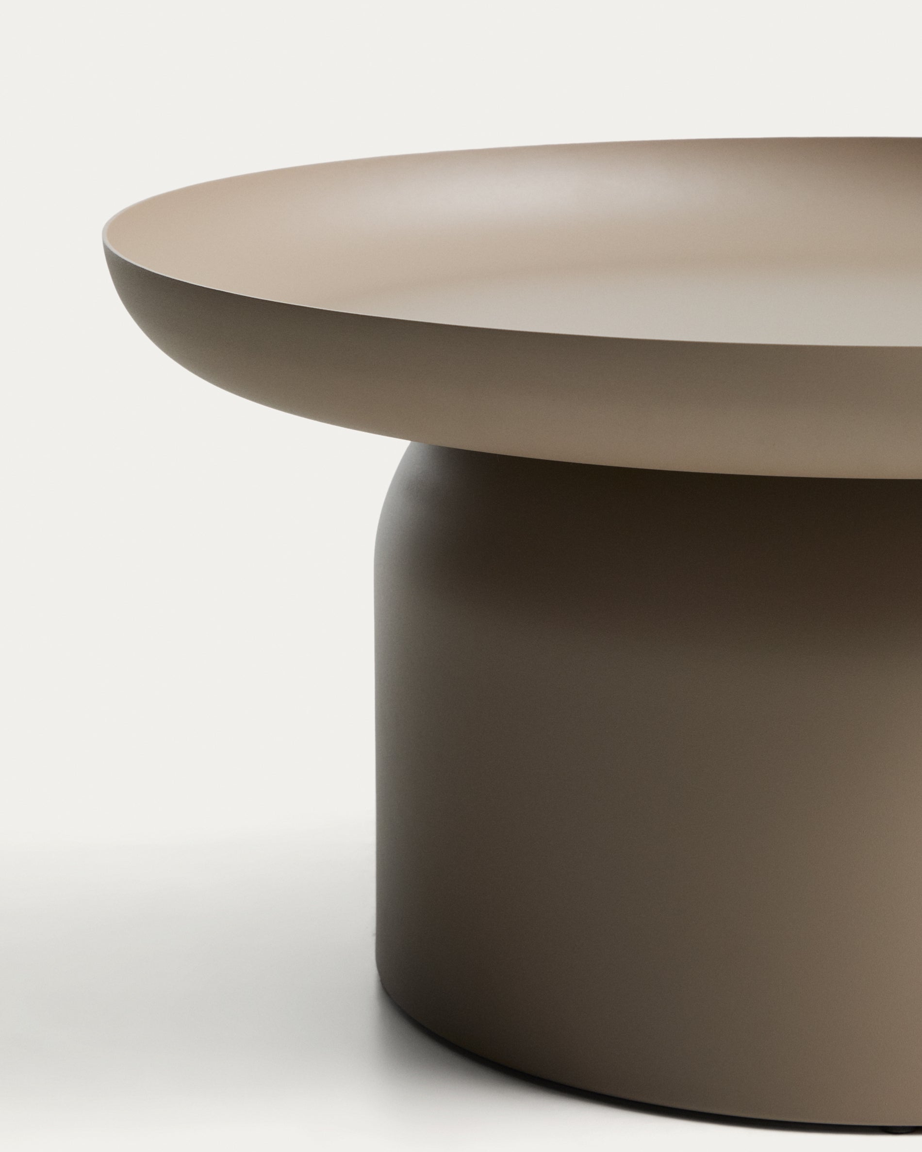 Couchtisch Arcola aus Aluminium in Taupe, Ø 70 cm in Taupe präsentiert im Onlineshop von KAQTU Design AG. Loungetisch ist von Kave Home