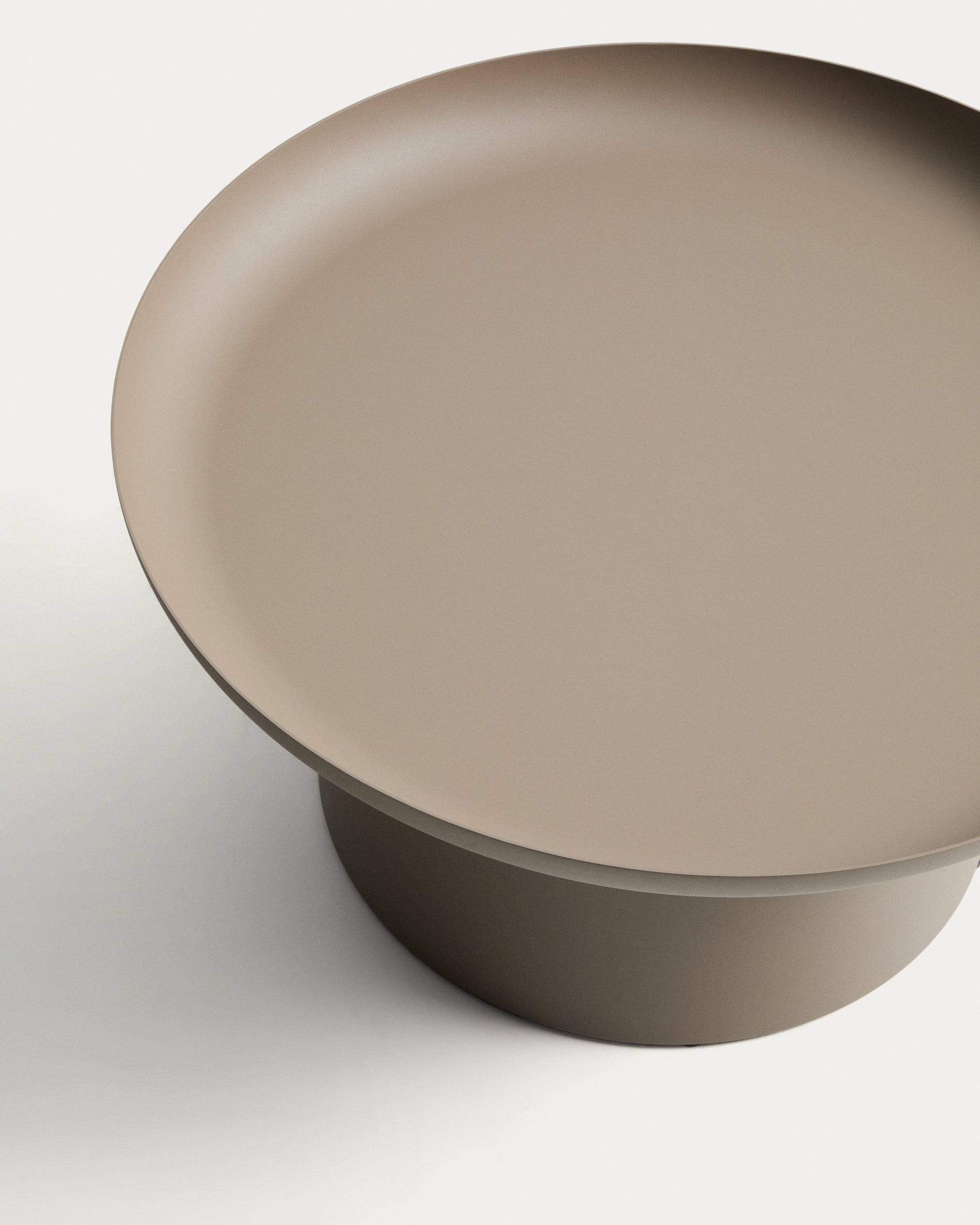 Couchtisch Arcola aus Aluminium in Taupe, Ø 70 cm in Taupe präsentiert im Onlineshop von KAQTU Design AG. Loungetisch ist von Kave Home