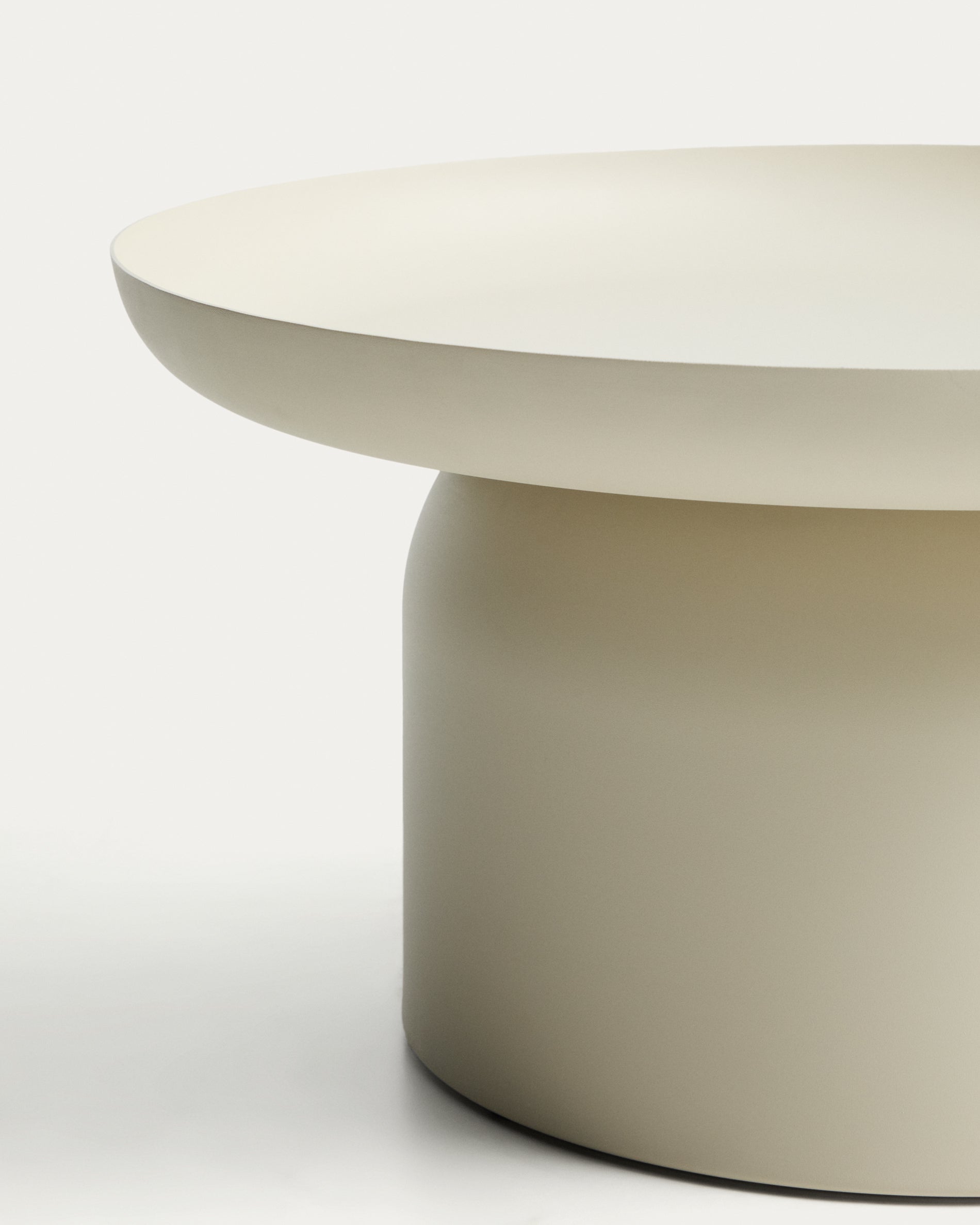 Couchtisch Arcola aus Aluminium in Ecru, Ø 70 cm in Beige präsentiert im Onlineshop von KAQTU Design AG. Loungetisch ist von Kave Home