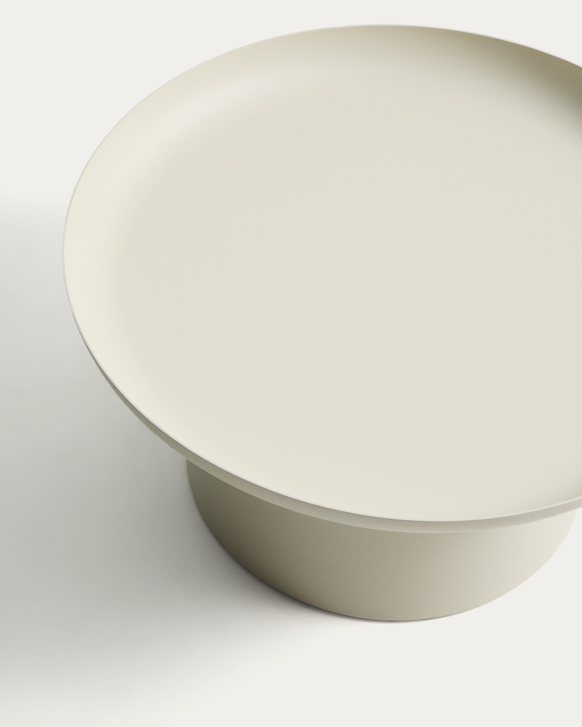 Couchtisch Arcola aus Aluminium in Ecru, Ø 70 cm in Beige präsentiert im Onlineshop von KAQTU Design AG. Loungetisch ist von Kave Home