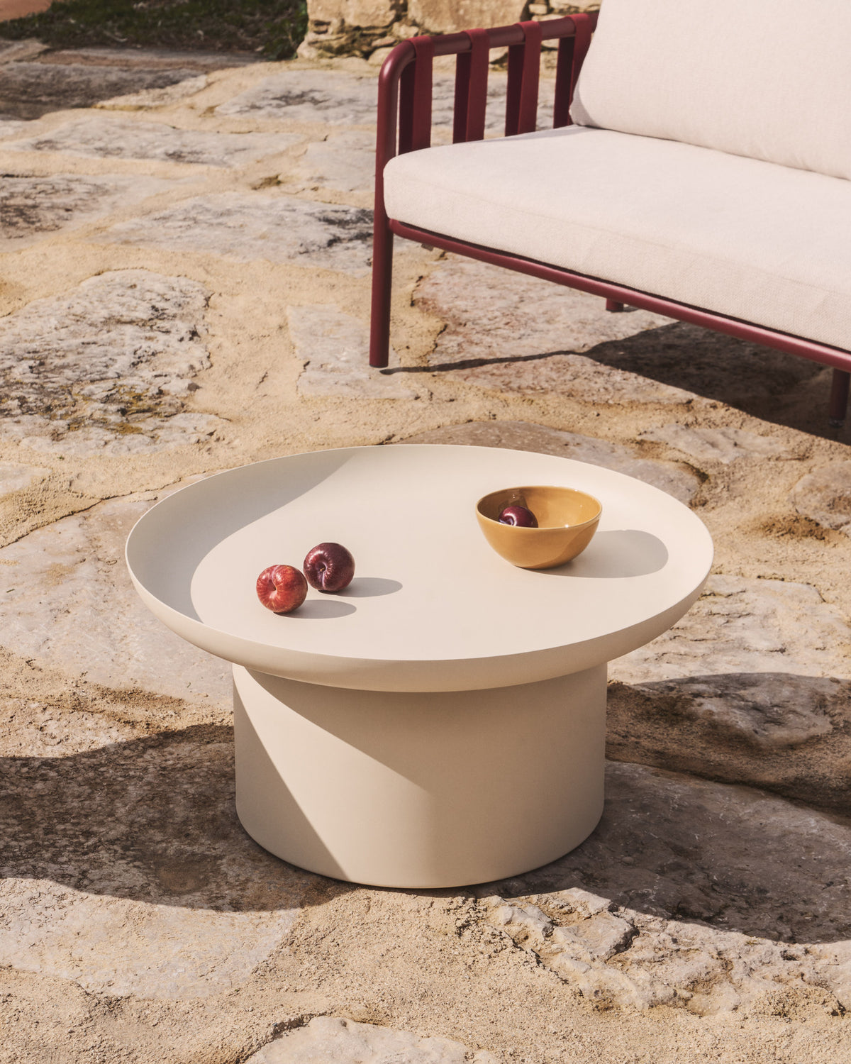 Couchtisch Arcola aus Aluminium in Ecru, Ø 70 cm in Beige, Ecru, Taupe präsentiert im Onlineshop von KAQTU Design AG. Loungetisch ist von Kave Home