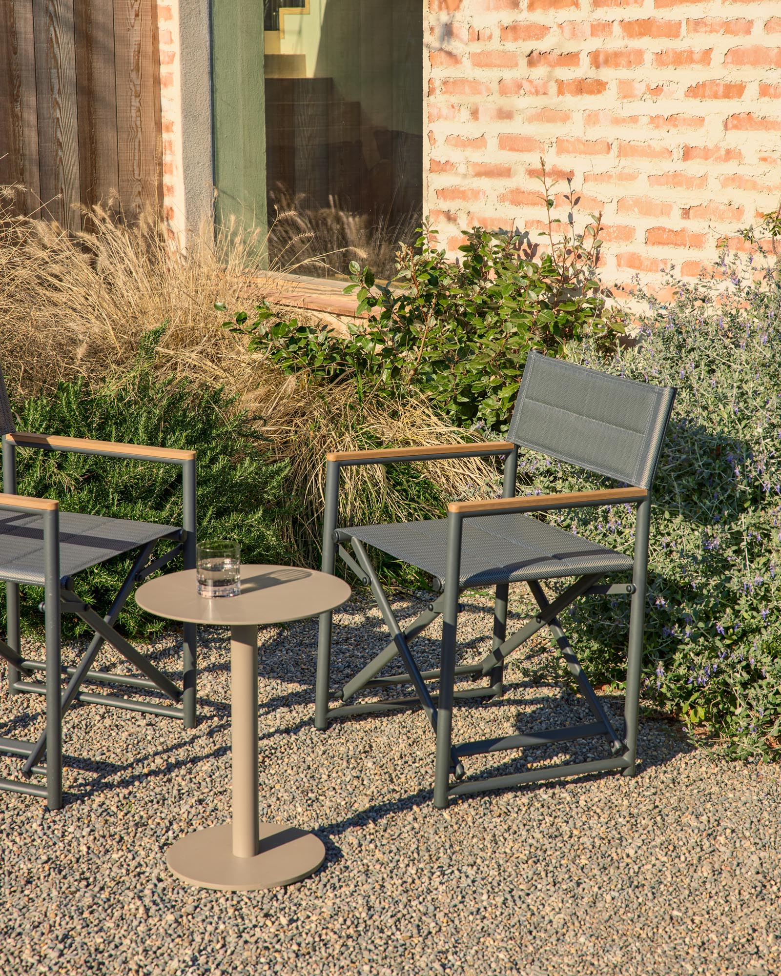 Stylischer Outdoor-Klappstuhl Tisno in elegantem Graphit, gefertigt aus robustem Aluminium und grauem Texteline, ideal für Garten und Terrasse.