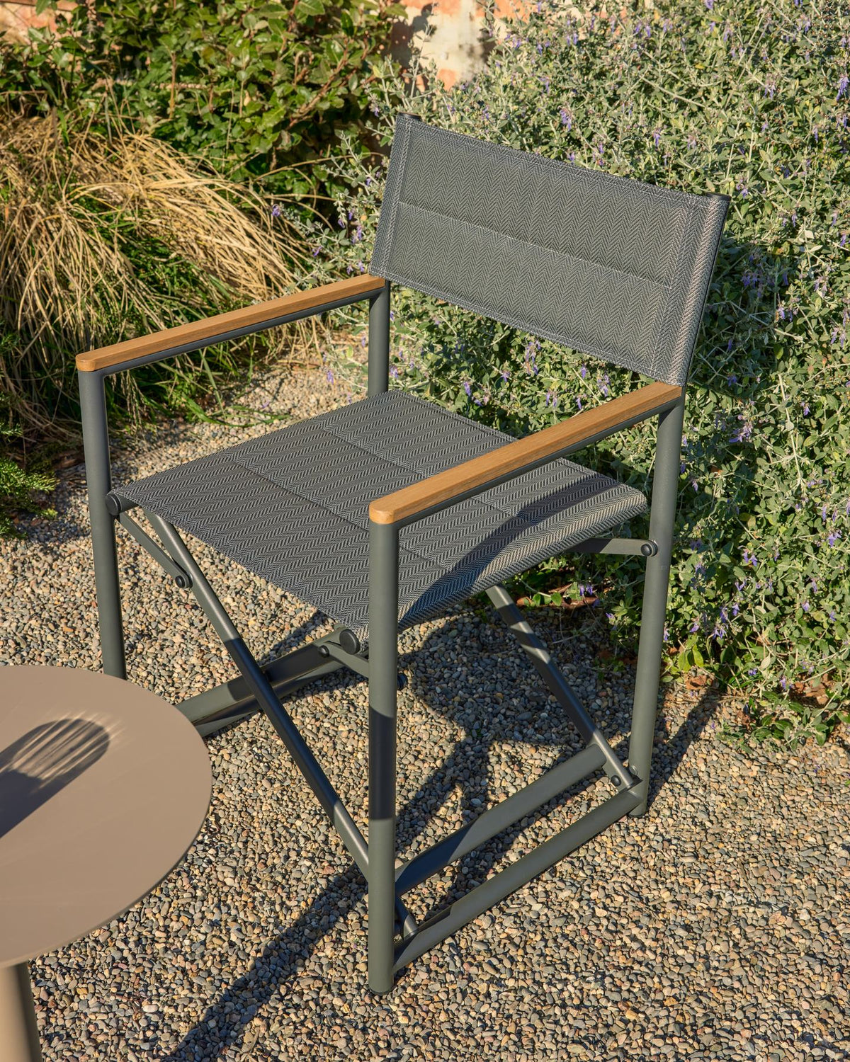 Outdoor-Klappstuhl Tisno aus graphitgrauem Aluminium und grauem Texteline in Graphit, Grau, Schwarz präsentiert im Onlineshop von KAQTU Design AG. Gartenstuhl mit Armlehnen ist von Kave Home