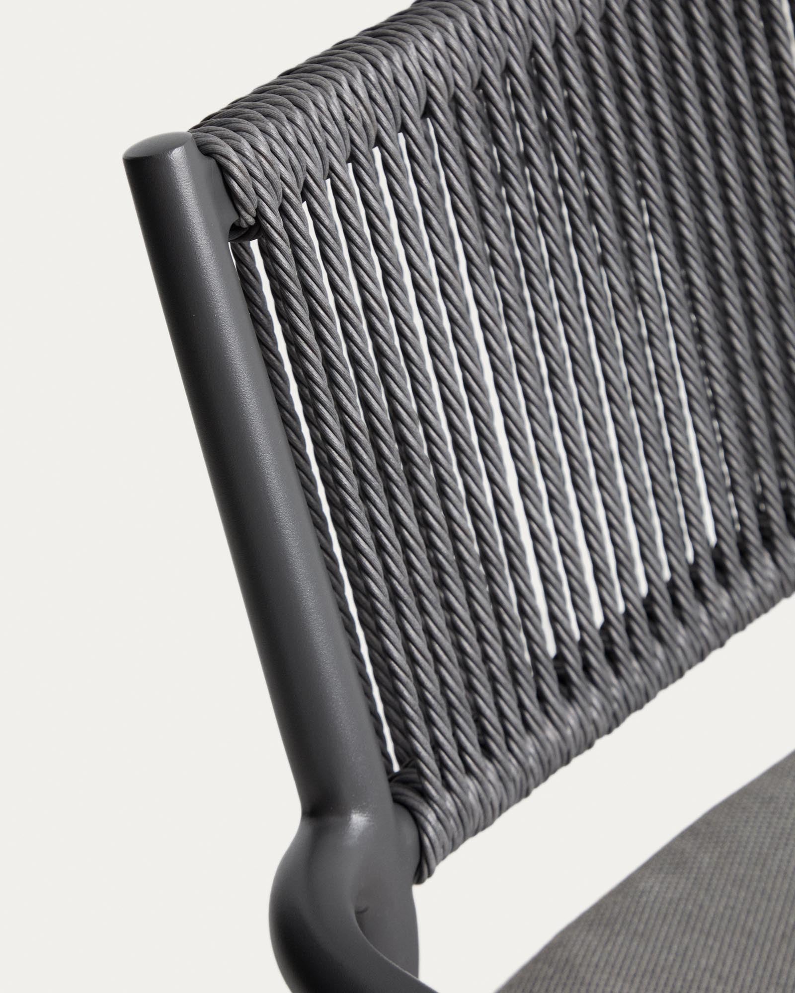 Stapelbarer Outdoor-Stuhl Argasi aus Aluminium in Graphit und dunkelgrauem Synthetikseil in Graphit präsentiert im Onlineshop von KAQTU Design AG. Gartenstuhl ist von Kave Home