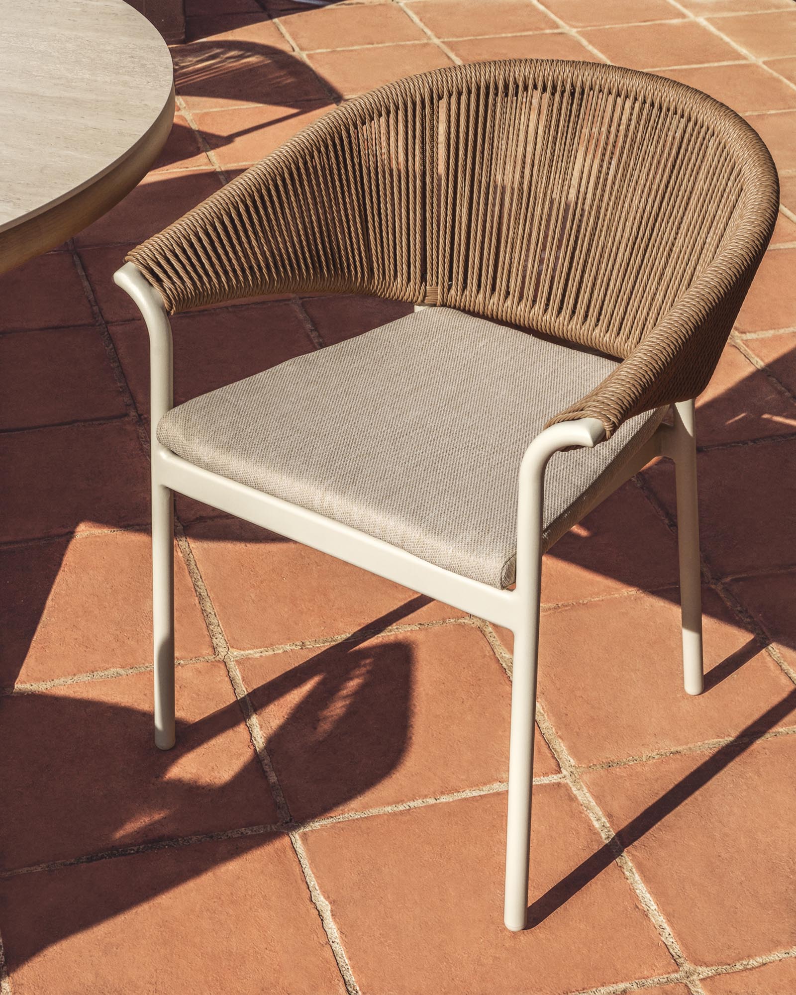 Eleganter Gartenstuhl Zuara in Ecru mit robustem Aluminiumrahmen und stilvollem braunem Synthetikseil, ideal für entspannte Stunden im Freien.