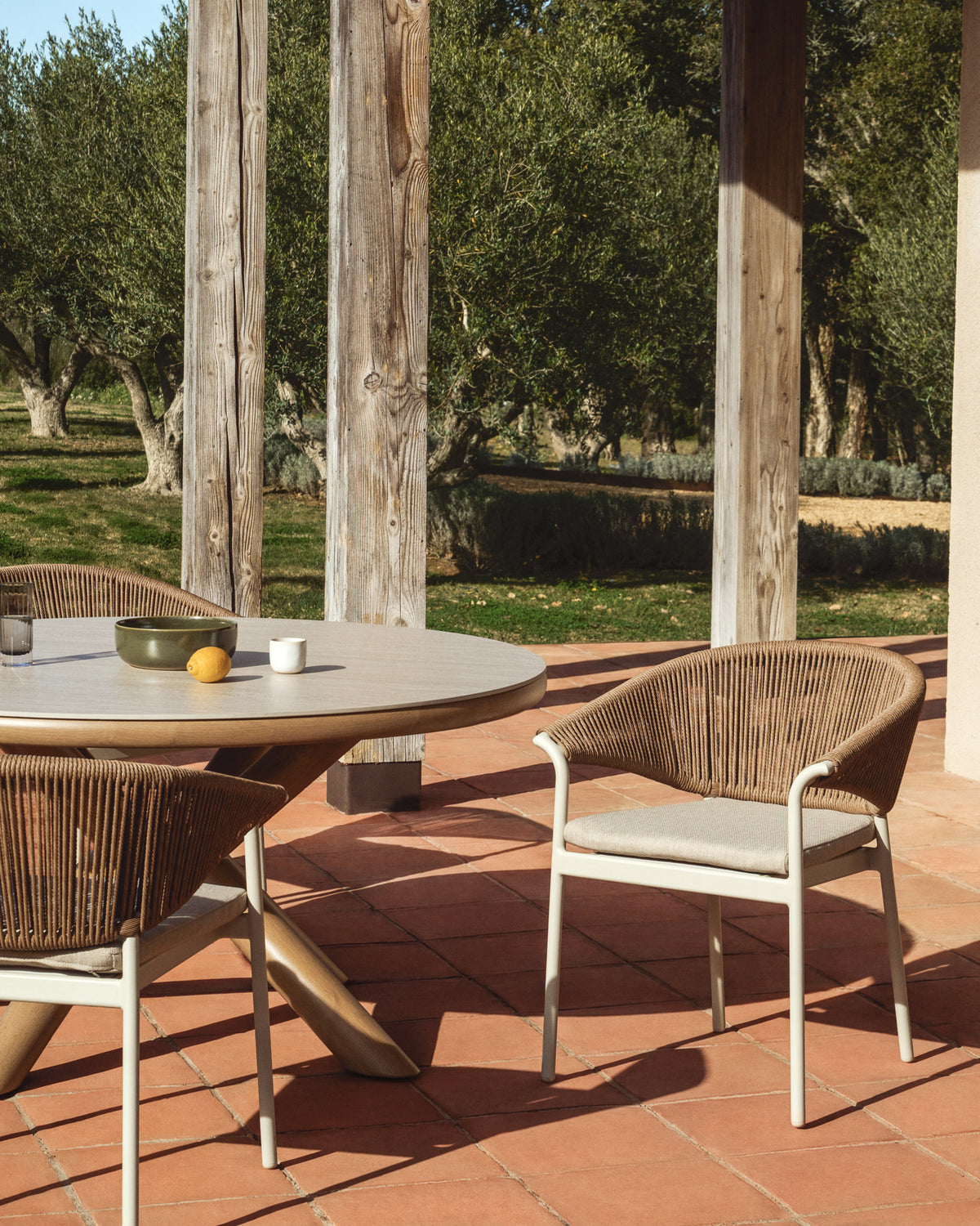Stuhl Zuara aus ecrufarbenem Aluminium und braunem Synthetikseil in Ecru, Beige, Weiss präsentiert im Onlineshop von KAQTU Design AG. Gartenstuhl mit Armlehnen ist von Kave Home