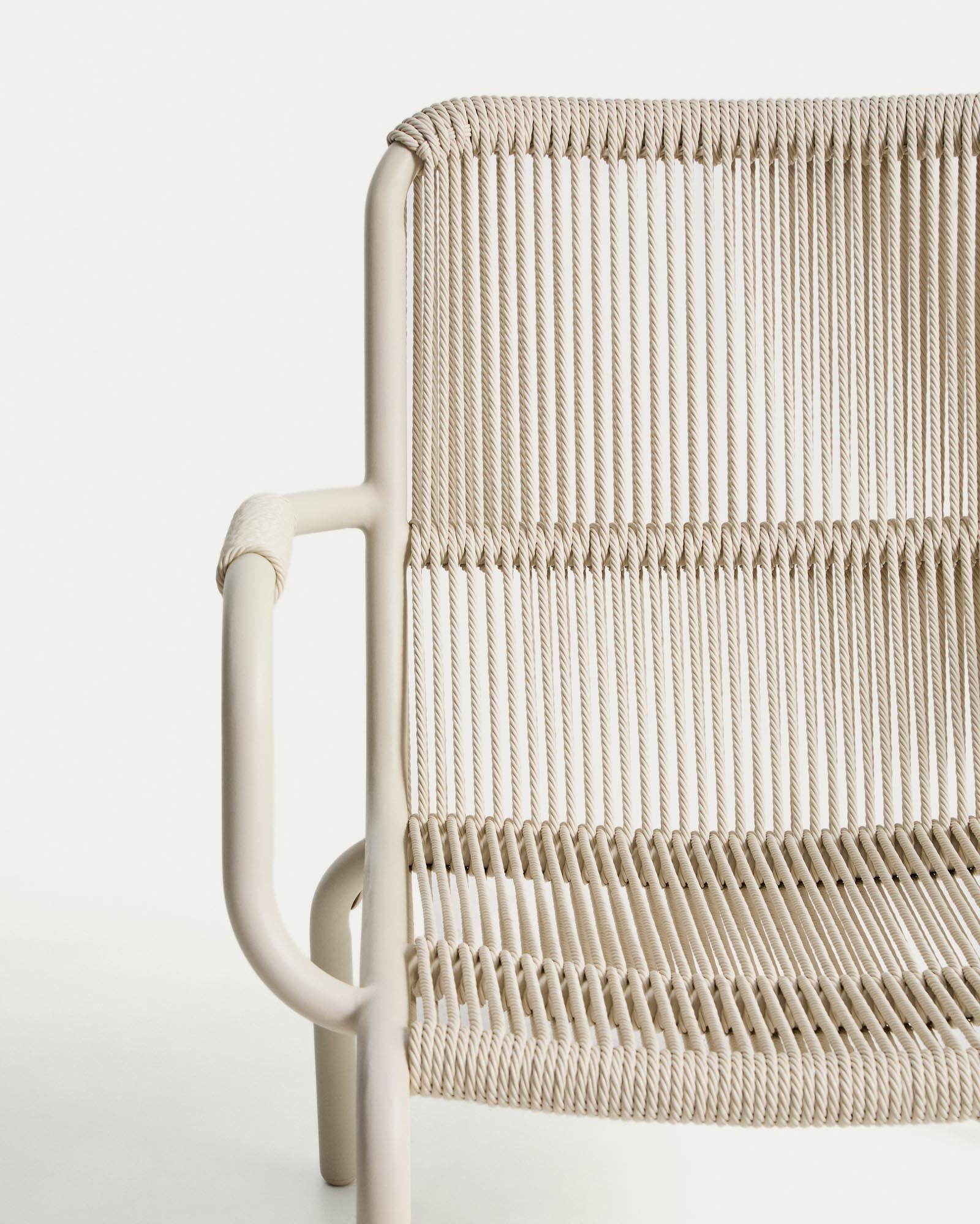 Stapelbarer Sessel Salis in sanftem Ecru, aus robustem Aluminium und Synthetikseil, perfekt für entspannte Stunden im Freien.