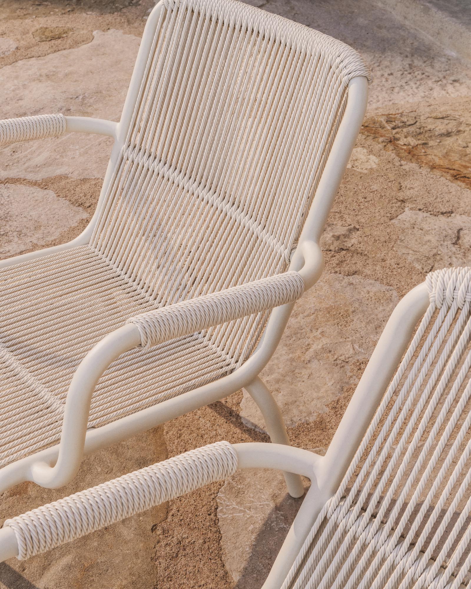 Eleganter stapelbarer Sessel Salis in Ecru, gefertigt aus Aluminium und Synthetikseil, ideal für stilvolle Outdoor-Bereiche.