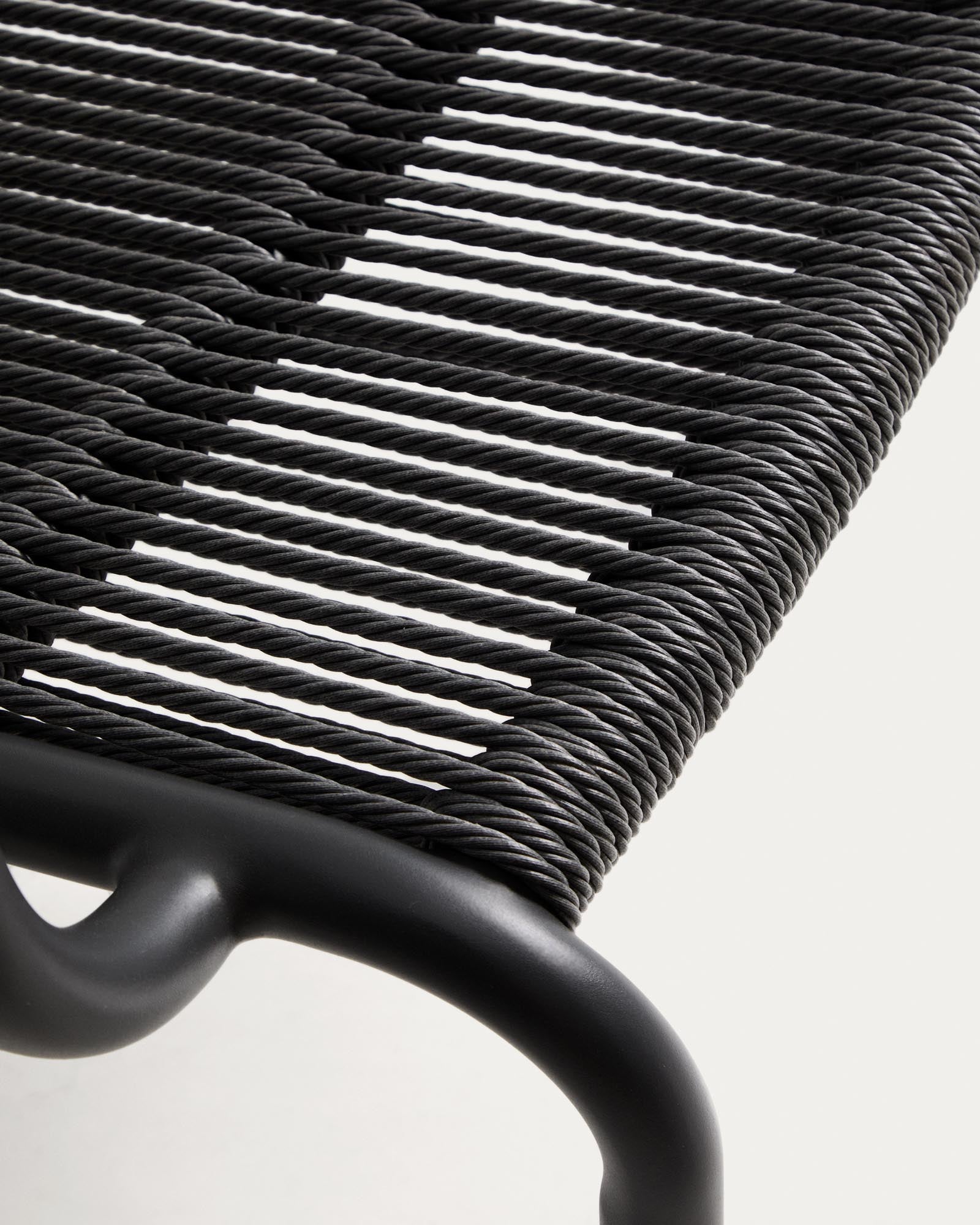 Eleganter stapelbarer Sessel Salis aus robustem graphitgrauem Aluminium und stilvollem dunkelgrauem Synthetikseil, ideal für den Außenbereich.