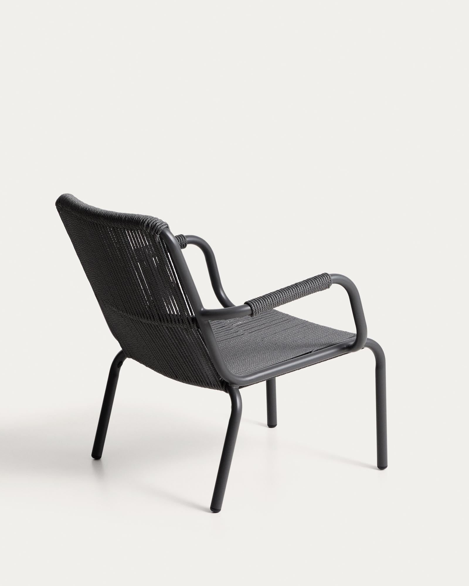 Stapelbarer Outdoor-Sessel Salis in graphitgrau mit modernem Synthetikseil in Dunkelgrau, perfekt für Garten und Terrasse.