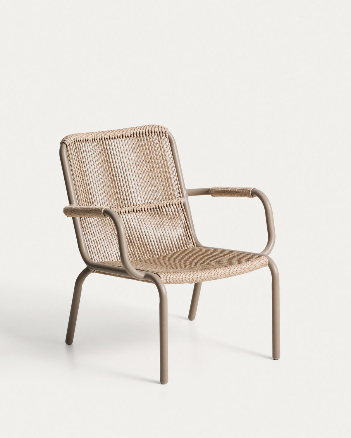 Stapelbarer Sessel Salis aus taupefarbenem Aluminium und beigem Synthetikseil in Taupe, Beige, Hellbraun präsentiert im Onlineshop von KAQTU Design AG. Outdoor-Sessel ist von Kave Home